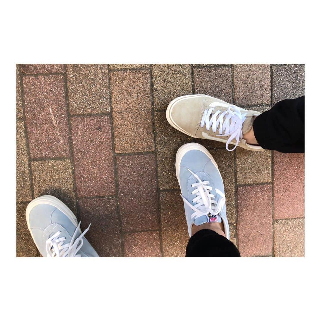 *✭ᏋണᎥ✭*さんのインスタグラム写真 - (*✭ᏋണᎥ✭*Instagram)「ㅤㅤㅤㅤㅤㅤㅤㅤ ㅤㅤㅤㅤㅤㅤㅤㅤ NEW VANS☺︎❤︎ ㅤㅤㅤㅤㅤㅤㅤㅤ 水色のVANSを見て、shopの店員さんが ㅤㅤㅤㅤㅤㅤㅤㅤ 『変わったVANSですね😳』と言ってきて ㅤㅤㅤㅤㅤㅤㅤㅤ 色ですか？😳😳と聞いてよく見たら ㅤㅤㅤㅤㅤㅤㅤㅤ 確かに横の線のとこ短い😨 ㅤㅤㅤㅤㅤㅤㅤㅤ ⬆️言われなきゃ気付かなかった😂 ㅤㅤㅤㅤㅤㅤㅤㅤ 履いてた本人もその時知ったという😇 ㅤㅤㅤㅤㅤㅤㅤㅤ ㅤㅤㅤㅤㅤㅤㅤㅤ 私達そんなもん🙃 オシャレと程遠い🙂🙃 ㅤㅤㅤㅤㅤㅤㅤㅤ ㅤㅤㅤㅤㅤㅤㅤㅤ  #一眼レフ#今日のコーデ#シンプルコーデ#ファッション#大人カジュアル#ポートレート#portrait#simple#ootd#fashiongram#fashion#きれいめカジュアル#カジュアル#おしゃれさんと繋がりたい#instagood#r_fashion#ラクジョ#スニーカー#sneakers#sneaker#vans#お揃い #プチプラ#プチプラコーデ」1月11日 19時12分 - emiliopucci__