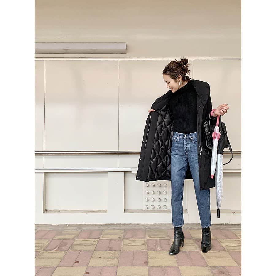 小林有里さんのインスタグラム写真 - (小林有里Instagram)「♡ 寒かったこの日は 迷わずダウン🧥✨ . . 襟までもこっと レディに着られる子。 . チラッと見える 男前な裏地にギャップ萌え🙈💓 . . coat... @sanyo_coat  knit&denim... @beautyandyouth_official  boots... @dholic_official . . #outfit#coordinate#fashion #sanyocoat#ginzatimeless8#monotone  #サンヨーコート#三陽商会#100年コート」1月11日 19時20分 - lilyshandmade