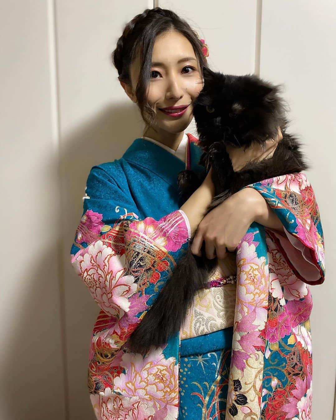 青山千夏さんのインスタグラム写真 - (青山千夏Instagram)「ベルちゃんとわたし🐈 #2020年 #振袖 #振袖ヘア #振袖ヘアアレンジ #振袖コーディネート #着物 #着物ヘア　#着物ヘアアレンジ #着物コーディネート #初詣 #japanesegirl #kimono #kimonostyle」1月11日 19時20分 - chinatsu_aoyama0819