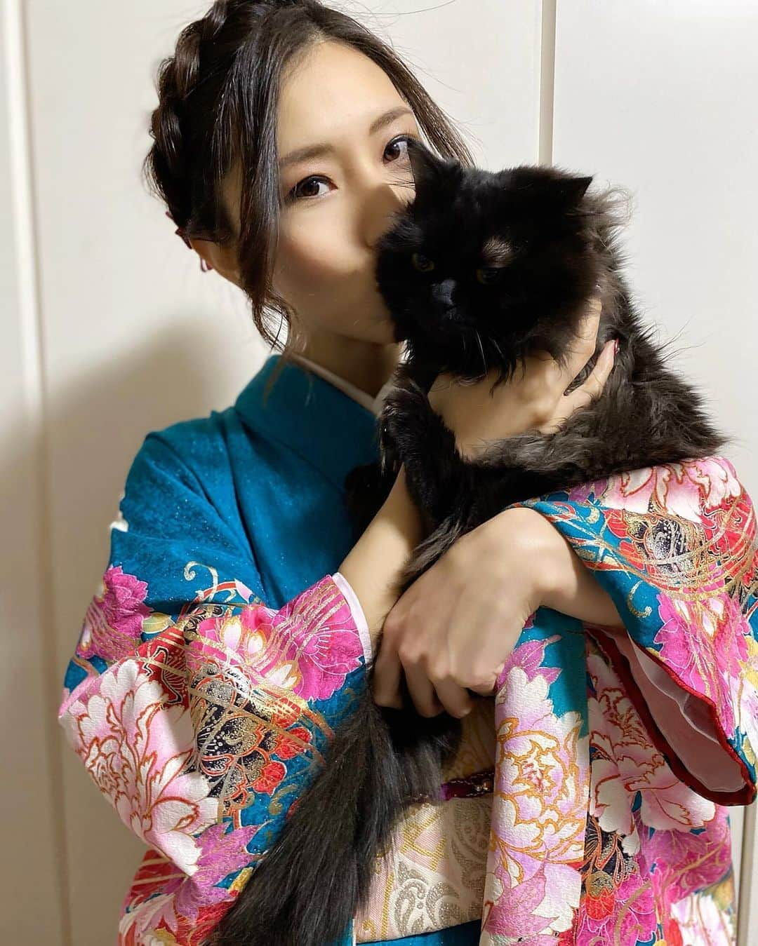 青山千夏さんのインスタグラム写真 - (青山千夏Instagram)「ベルちゃんとわたし🐈 #2020年 #振袖 #振袖ヘア #振袖ヘアアレンジ #振袖コーディネート #着物 #着物ヘア　#着物ヘアアレンジ #着物コーディネート #初詣 #japanesegirl #kimono #kimonostyle」1月11日 19時20分 - chinatsu_aoyama0819