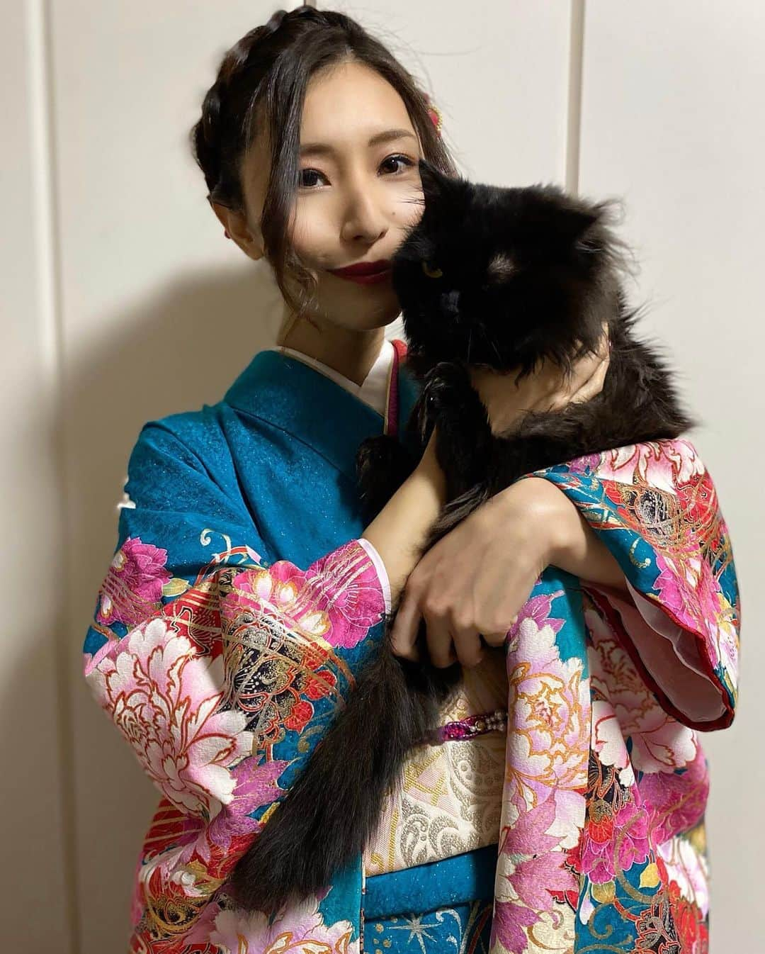 青山千夏さんのインスタグラム写真 - (青山千夏Instagram)「ベルちゃんとわたし🐈 #2020年 #振袖 #振袖ヘア #振袖ヘアアレンジ #振袖コーディネート #着物 #着物ヘア　#着物ヘアアレンジ #着物コーディネート #初詣 #japanesegirl #kimono #kimonostyle」1月11日 19時20分 - chinatsu_aoyama0819