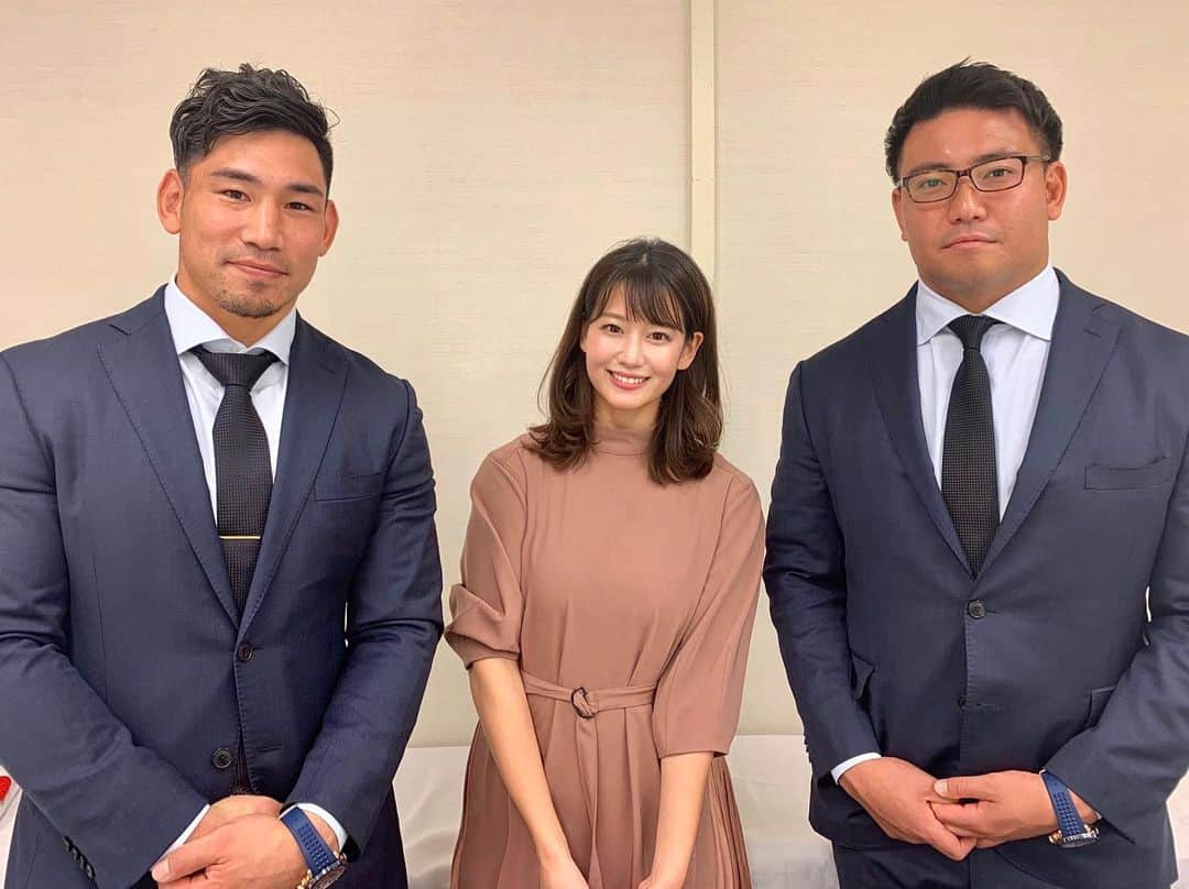 須貝茉彩さんのインスタグラム写真 - (須貝茉彩Instagram)「. いよいよ明日はトップリーグ開幕⭐︎🏉 写真は先日のトークショーでご一緒させてもらった 日本代表、そしてサントリーの 中村亮土選手と北出卓也選手！！ 明日の府中ダービーは府中ラグビースピリッツでもちろん取材させて頂きますっ！✨ まさかの開幕戦が府中ダービーになるなんて🥺💦 楽しみだけどどっちも担当チームなので見ていて本当に複雑。 どちらにも頑張ってほしい！！ あー楽しみなシーズンがやってきましたね💕. . . #トップリーグ  #ラグビー日本代表  #サントリーサンゴリアス #東芝ブレイブルーパス #開幕戦 #府中ラグビースピリッツ #まやラグ🏉 #須貝茉彩」1月11日 19時20分 - maaya.gm