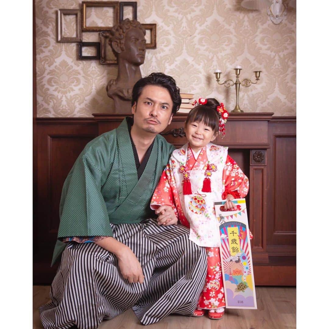 玉村 麻衣子さんのインスタグラム写真 - (玉村 麻衣子Instagram)「【coordinate】 楽ちんコーデ☺︎ チェックの色味がシックで着回しがきくのでお気に入り。 . 昨年末に @tsubomiphotostudio にて撮ってもらった和装の家族写真。毎回着物もスタイリングしていただいています^ ^ 逸材の七五三の着物は持ち込みで、それに合わせて夫と私の着物を選んでいただきました👘 私の着物はグリーン×レッドの鮮やかなもの。 帯の格子柄も斬新で素敵でした。 @horoyoi_momo  @tomonosukenokimono  毎年ありがとう✨ . . tops: #GU bottoms: #crossplus bag: #tottie （height: 162cm） . #たまむらコーデ #プチプラ#プチプラコーデ#コーディネート #fashion#coordinate#outfit#ootd#JAPAN #マタニティ#マタニティコーデ #マタニティー#マタニティーコーデ #妊娠9ヶ月#着物#和装#家族写真」1月11日 19時21分 - maiko_tamamura