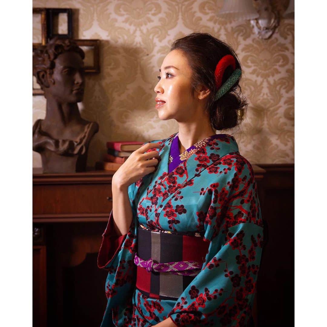 玉村 麻衣子さんのインスタグラム写真 - (玉村 麻衣子Instagram)「【coordinate】 楽ちんコーデ☺︎ チェックの色味がシックで着回しがきくのでお気に入り。 . 昨年末に @tsubomiphotostudio にて撮ってもらった和装の家族写真。毎回着物もスタイリングしていただいています^ ^ 逸材の七五三の着物は持ち込みで、それに合わせて夫と私の着物を選んでいただきました👘 私の着物はグリーン×レッドの鮮やかなもの。 帯の格子柄も斬新で素敵でした。 @horoyoi_momo  @tomonosukenokimono  毎年ありがとう✨ . . tops: #GU bottoms: #crossplus bag: #tottie （height: 162cm） . #たまむらコーデ #プチプラ#プチプラコーデ#コーディネート #fashion#coordinate#outfit#ootd#JAPAN #マタニティ#マタニティコーデ #マタニティー#マタニティーコーデ #妊娠9ヶ月#着物#和装#家族写真」1月11日 19時21分 - maiko_tamamura