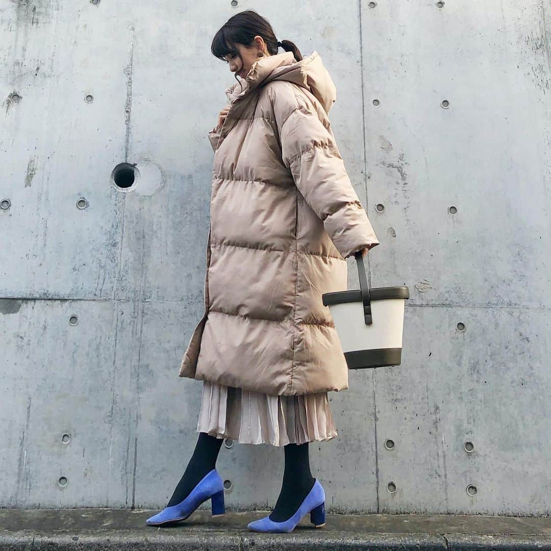 筧沙奈恵さんのインスタグラム写真 - (筧沙奈恵Instagram)「beige×blue ・ ハワイから日本に帰ってくる際にコートをホテルに置いてくるという大失敗をした私😭（ホテルに問い合わせて送ってもらえることになったので一安心💦） ・ 今年は暖冬と言っても、暖かさに体が慣れてしまったので寒く感じます❄️あったかコートが欠かせません😌 ・ moment +  @momentplus_official のエコダウンボリュームロングコートは、軽いのに暖かくて、ボリュームのあるラインが今っぽくてお気に入り❤️ ・ プリーツスカートとブルーのパンプスと合わせてみました✨ ・ #outer #momentplus #モーメントプラス #skirt #dunadix #アナディス #shoes #daniellaandgemma #ダニジェマ #bag #soglia #ソグリア ・ #ママコーデ　#ママファッション　#きれいめカジュアル　#冬コーデ　#ダウンコーデ　#スカートコーデ　#アラサーコーデ　#30代コーデ」1月11日 19時22分 - sanaekakei