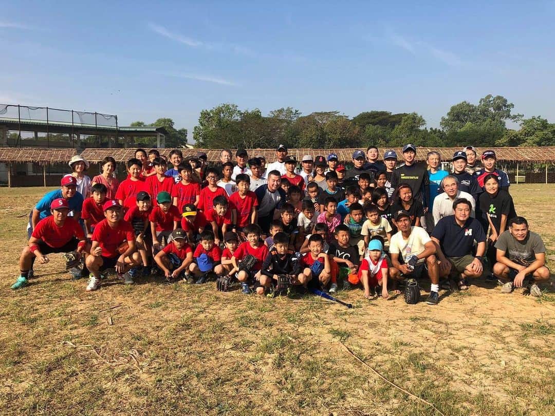 岡本篤志さんのインスタグラム写真 - (岡本篤志Instagram)「ミャンマーで野球教室！ 宮崎大学の先生方や野球部の選手 ミャンマー駐在チームサムライズの皆さん、ミャンマーナショナルチームの選手と一緒に開催しました。  駐在の子供と、ドリームトレインの子供達と 野球を通じて国際交流！  素晴らしい1日になりました！  協力して下さった方々に感謝！  #ミャンマー#myanmar #ヤンゴン#yangon #宮崎大学#ミャンマーナショナルチーム#サムライズ 埼玉西武ライオンズ#野球#baseball#国際交流」1月11日 19時25分 - a.okamoto22