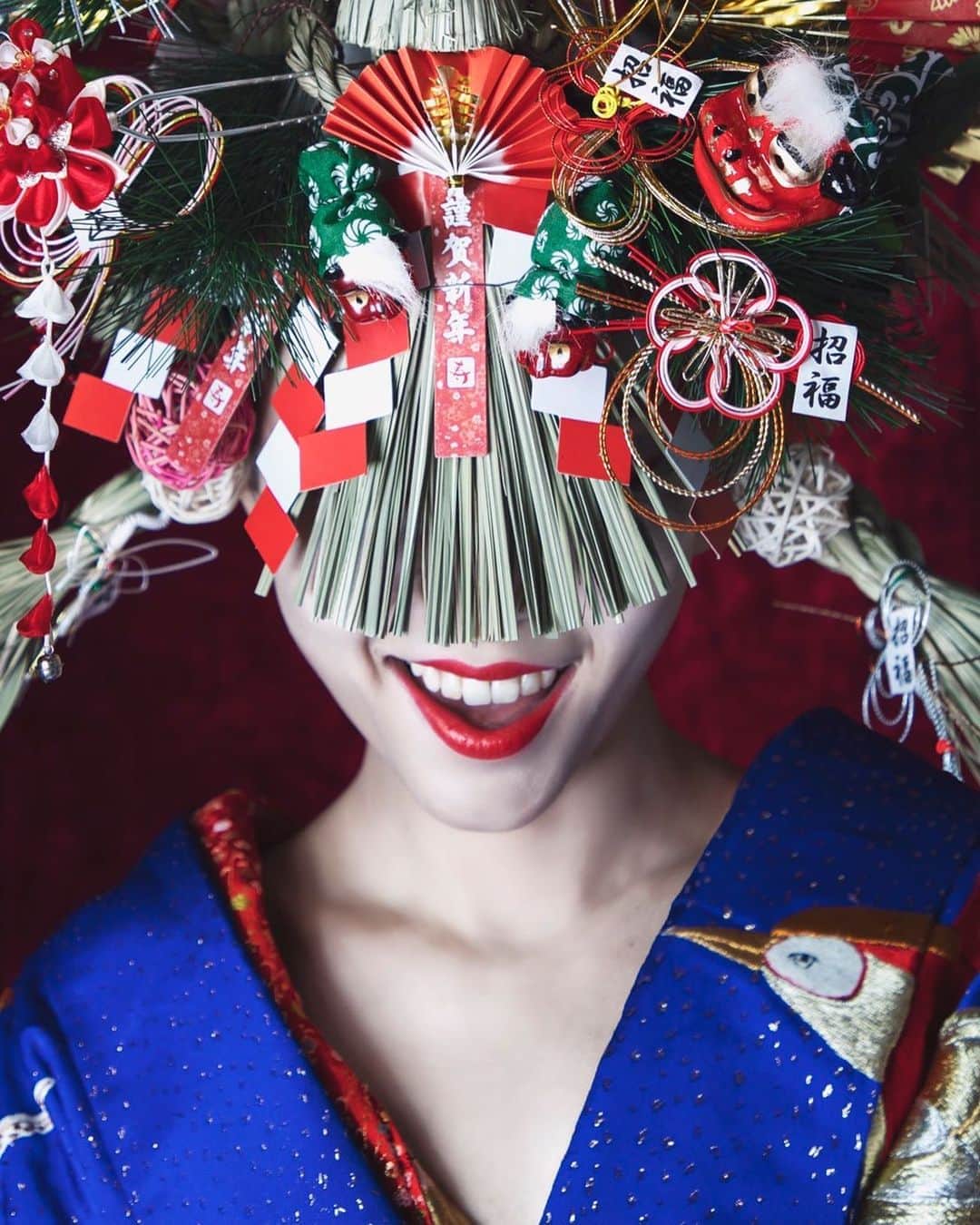 佐々木あさひのインスタグラム：「NEW YEAR MAKEUP collaboration with my brother ⛩✨✨ @cosgrapher  弟がまたヘッドドレスを作ってくれたのでメイクしました。一応フルメイクやったのだけど、口しか見えてません😂それでよい。 プロフィールから動画も見れますので是非💁🏻‍♀️ . #newyearmakeup #japan #正月 #姉弟コラボ #姉弟 #なんかめでたそう」
