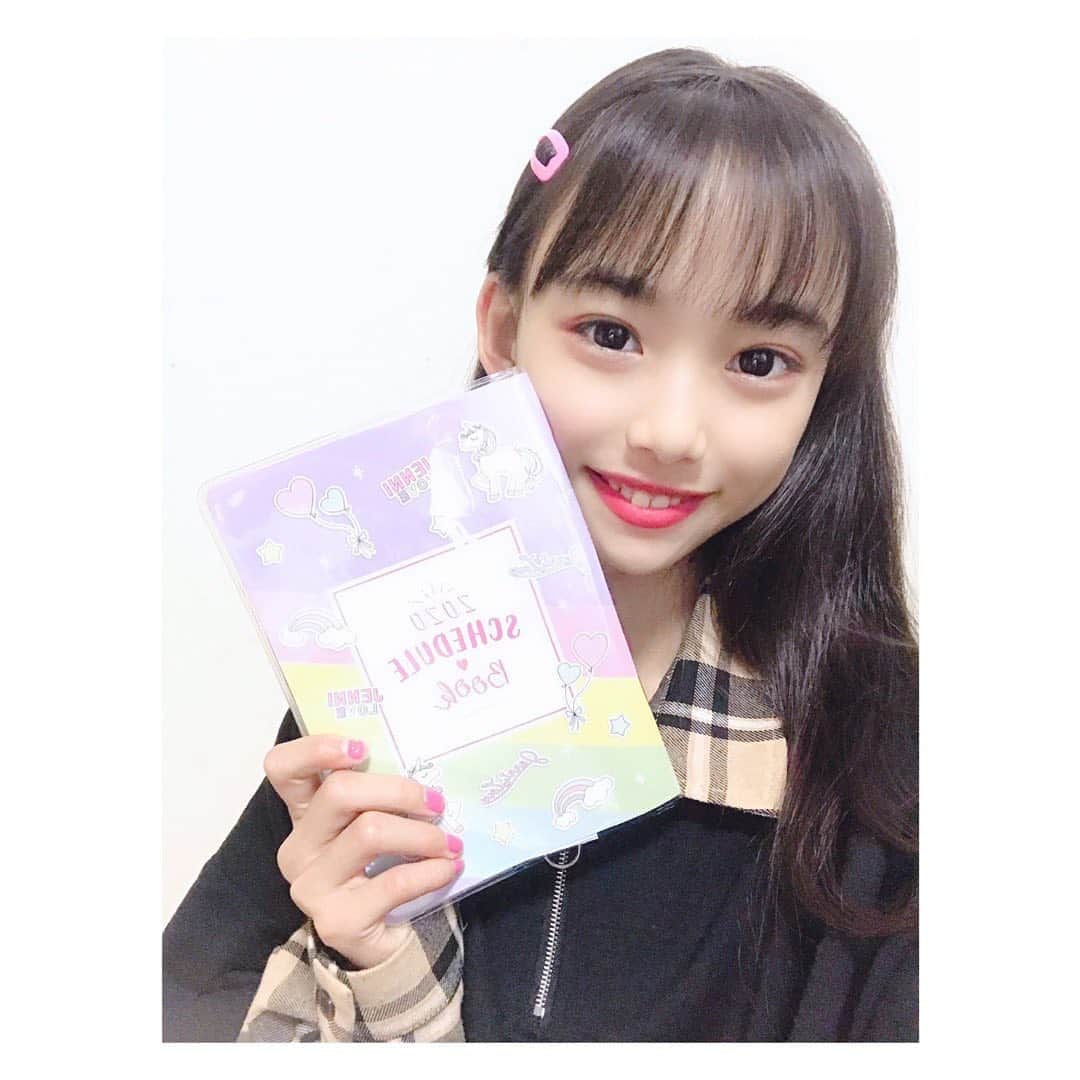 ニコ☆プチのインスタグラム：「💟 #プチモのふろくの使い方 💟﻿ ﻿ ﻿ ﻿ 9人目は、レイヨ！！！﻿ ﻿ ﻿ 🍋レイヨより🍋﻿ めっちゃ可愛いスケジュール帳＆ペンケース😍﻿ ただ今愛用中(⑉• •⑉)❤︎﻿ 私は、スケジュールに自分のオリジナルルールと﻿ 目標を書いてるよ！筆箱は移動教室のときに﻿ ゴムバンドを伸ばしてノートにつけて持ち歩くと便利そう✌️3学期が楽しみ⤴︎ ⤴︎⤴︎﻿ ﻿ ﻿ #ニコプチ　#ニコプチふろく　#レイヨ﻿ #プチモ　#ジェニィラブ　#スケジュール帳﻿ #ペンケース　#スケジュール帳の使い方﻿ #手帳タイム　#ニコプチふろくのある生活」