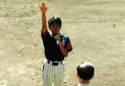 五十幡裕介さんのインスタグラム写真 - (五十幡裕介Instagram)「今日もミニバスの取材へ。 小学生の一生懸命な姿を見て、自分はどうだったのか。 小学生の時は、少年野球チームに入り、 毎週末大好きな野球を頑張っていました。 ただ、この頃に入院しなければならなくなり、 一時は寝たきりに。 その後も車いす、松葉杖を使った生活をしていましたが、 それでも野球をやめたくなかったから諦めなかった。 最後6年生でキャプテンをやり、市の大会を2度優勝して 西武ドームで試合をしたことは、 今でも忘れられない最高の思い出です。 きっとミニバスのこの大会に臨んでいる小学生たちも、 それぞれ色々な思いを持ってプレーしていると思います。 思い残すことなく、全ての力を出し切れますように。 さぁ、明日はいよいよ男女の準決勝と決勝！ 6年生にとっては、泣いても笑っても、 北海道でプレーする最後の試合です！！！ 【番組情報】 「三菱電機PRESENTS 第45回北海道ミニバスケットボール大会」 1月19日(日)午前11:00〜11:29 解説：長坂文彦 実況：五十幡裕介  #北海道 #ミニバスケットボール #大会 #ミニバス #基本の精神 #3つ #友情 #ほほえみ #フェアプレー #🏀 #⛹️‍♂️ #⛹️‍♀️ #小学生 #時代 の #五十幡 #少年 #少年野球 #サード と #ピッチャー でした #キャプテン として #選手宣誓 もしました #決勝 の#放送 #19日 #日曜 #午前11時から！ #HTB #アナウンサー #五十幡裕介 #実況」1月11日 19時30分 - htb_isohatayusuke