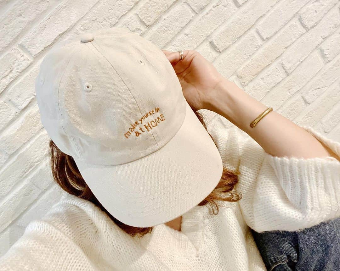 難波礼華のインスタグラム：「@homeharajuku 1/11 7周年🖐✌️ 可愛いくて頑張り屋さんのスタッフといつも来てくれる優しいお客様のおかげで無事に7周年迎えられました😭💕 本当にありがとうございます💕 8年目も皆様に喜んでもらえるように頑張るので引き続きよろしくお願いします🙇‍♀️ キャップは上田さんに刺繍してもらったよ🧵 HOMEのコンセプト『make your self at HOME』 @uedaayumu ありがと〜💕」