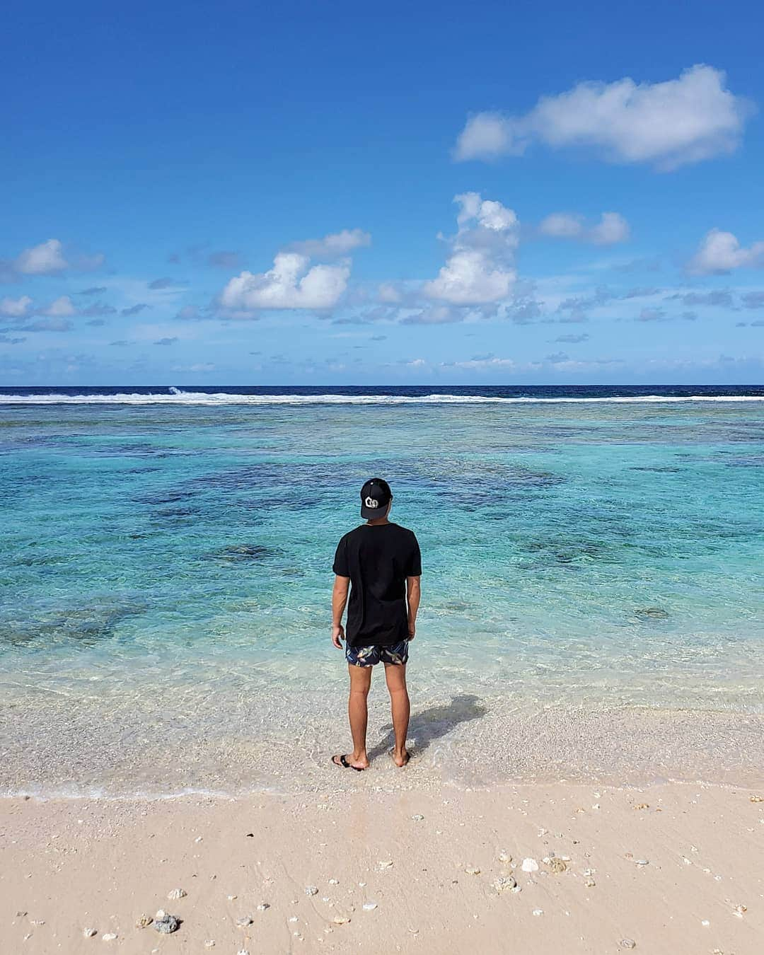 K.Tのインスタグラム：「2020.01.11  あけおめです🙇  私事ですが 2020は夏からスタート✌️ 海が綺麗すぎて🤣 日焼け止めのお陰で綺麗に焼けてる🙌  2枚目はドローンで撮影✨  1月のpost完了✌️ という事で ことよろです🙇」