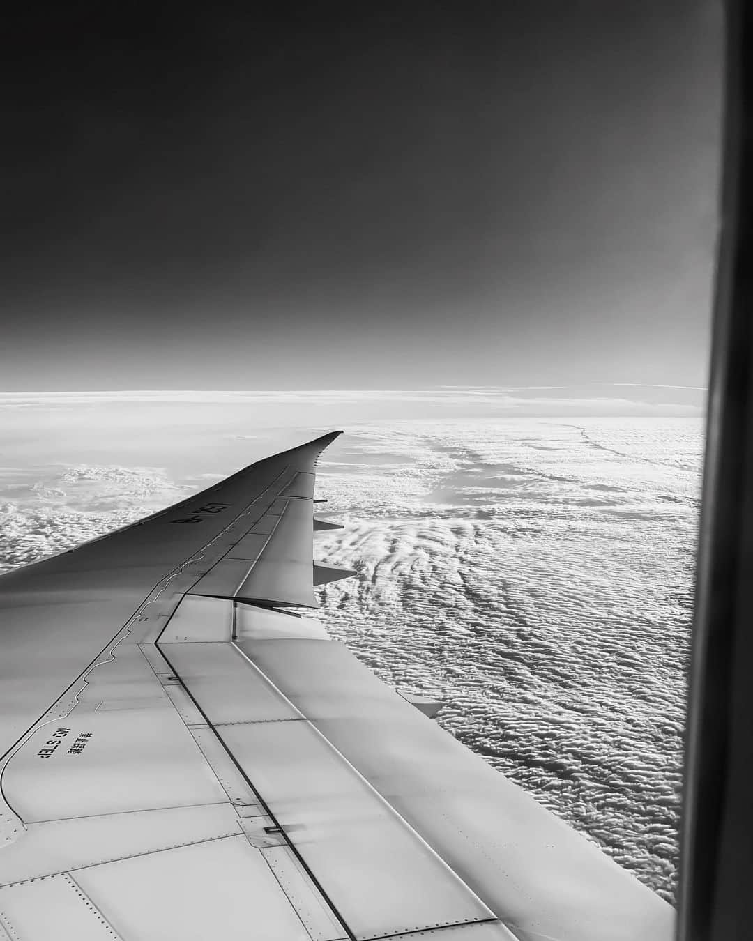 舞雛かのんさんのインスタグラム写真 - (舞雛かのんInstagram)「☁️☁️ It was like a snowy landscape...♡. . #雪かと思って #3回くらい確認しちゃった #雲ってすごいな #日本に帰る飛行機の中で」1月11日 19時40分 - mizho_601