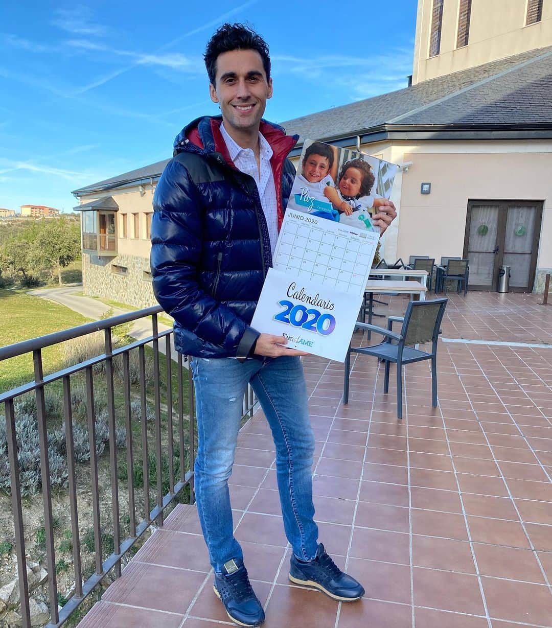 アルバロ・アルベロアのインスタグラム：「Ya tengo el calendario 2020 de @fundamenet. Una iniciativa ideada de principio a fin por un grupo de familias que sólo buscan reescribir el futuro de sus hijos.  Colabora y ayuda con la investigación de la atrofia muscular espinal. #ayudAME #contigopuedo」