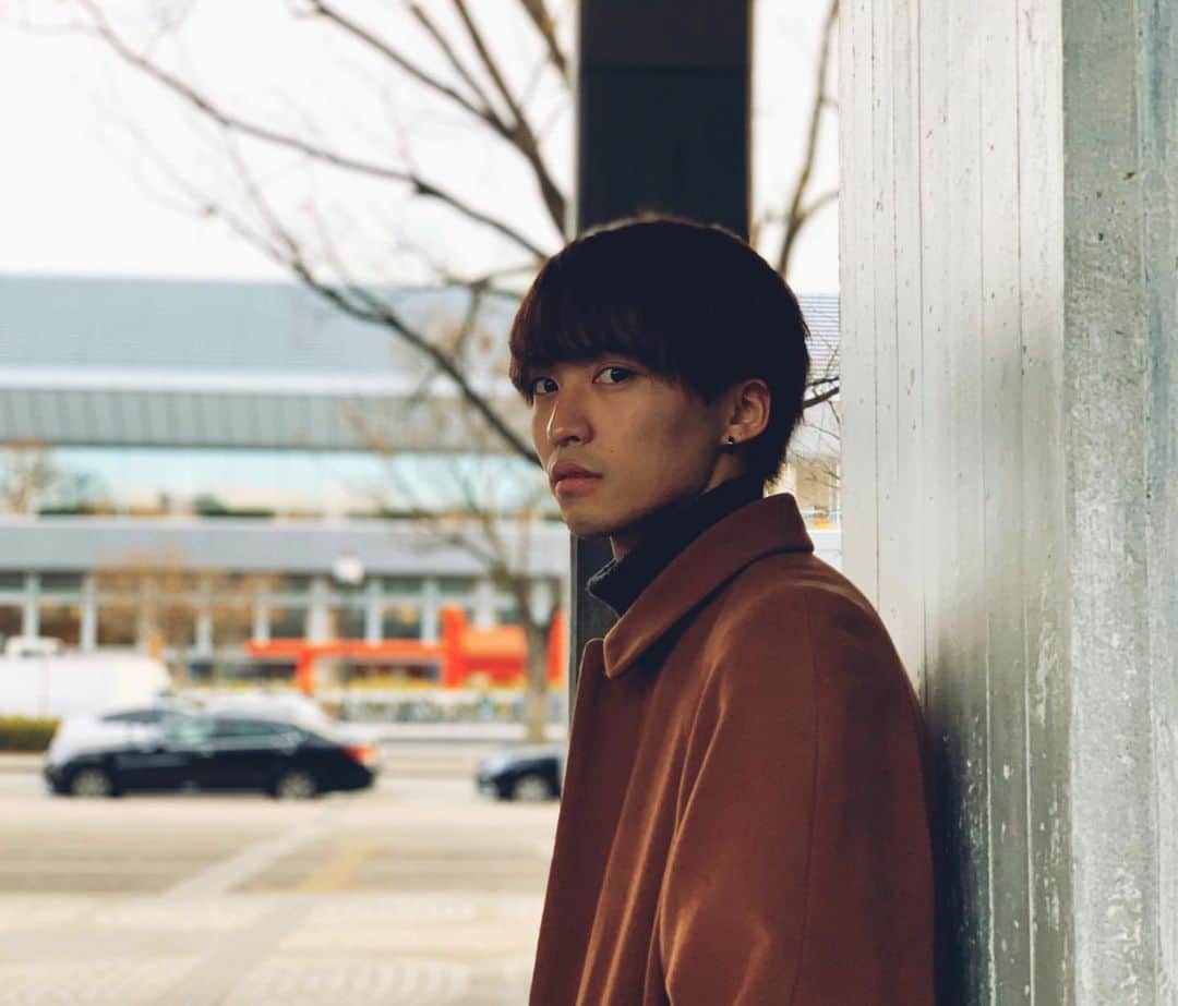 品川翔のインスタグラム：「• • • • 今日の写真は少し雰囲気系で！！ • • • • 最近iPhoneのカメラアプリにハマってて いろんな写真を撮ったり 撮ってもらったりしてます📸 • • • • • • • • • • 載せた写真は レイシーに撮ってもらいました☺️ • • • • • • • •  #instagood#actor#俳優 #hair#style#l4l #followme #fashion #KYOTOSAMURAIBOYS #京都サムライボーイズ #KSB#model  #ootd #instafashion」