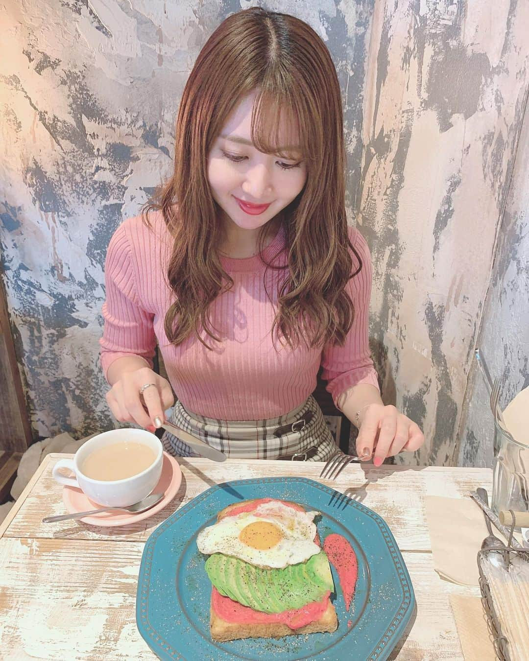 沢井里奈さんのインスタグラム写真 - (沢井里奈Instagram)「♡ . FebruaryKitchen☕️🌸 . この前、東京でお仕事だった時に 浅草でモーニング🍽🌹✨ . アボカドトースト🍞🥑 美味しかったです☺️💓💓 . #februarykitchen #asakusacafe #asakusa #instalove #instagramjapan #japanesegirl #girls #フェブラリーキッチン #カフェ #浅草カフェ #浅草モーニング #浅草 #さわーカフェ巡り #沢井里奈」1月11日 19時43分 - sawairina