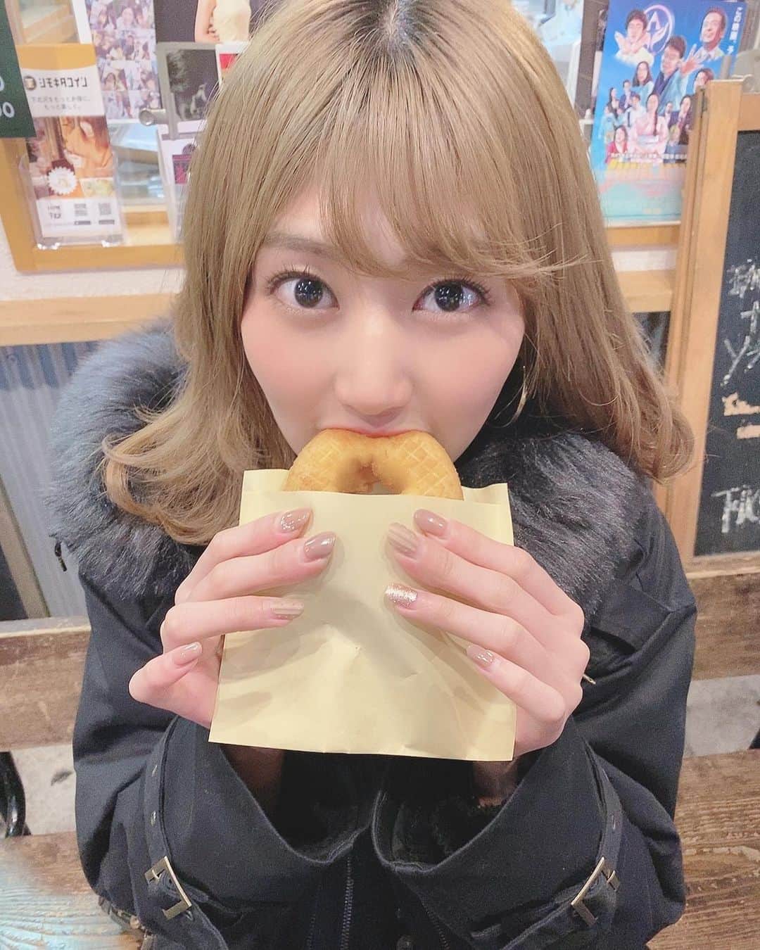 篠原栞那のインスタグラム：「♥ #下北沢 で #ドーナツ 食べたの！ 揚げたてサクふわで美味しかった😋💓」