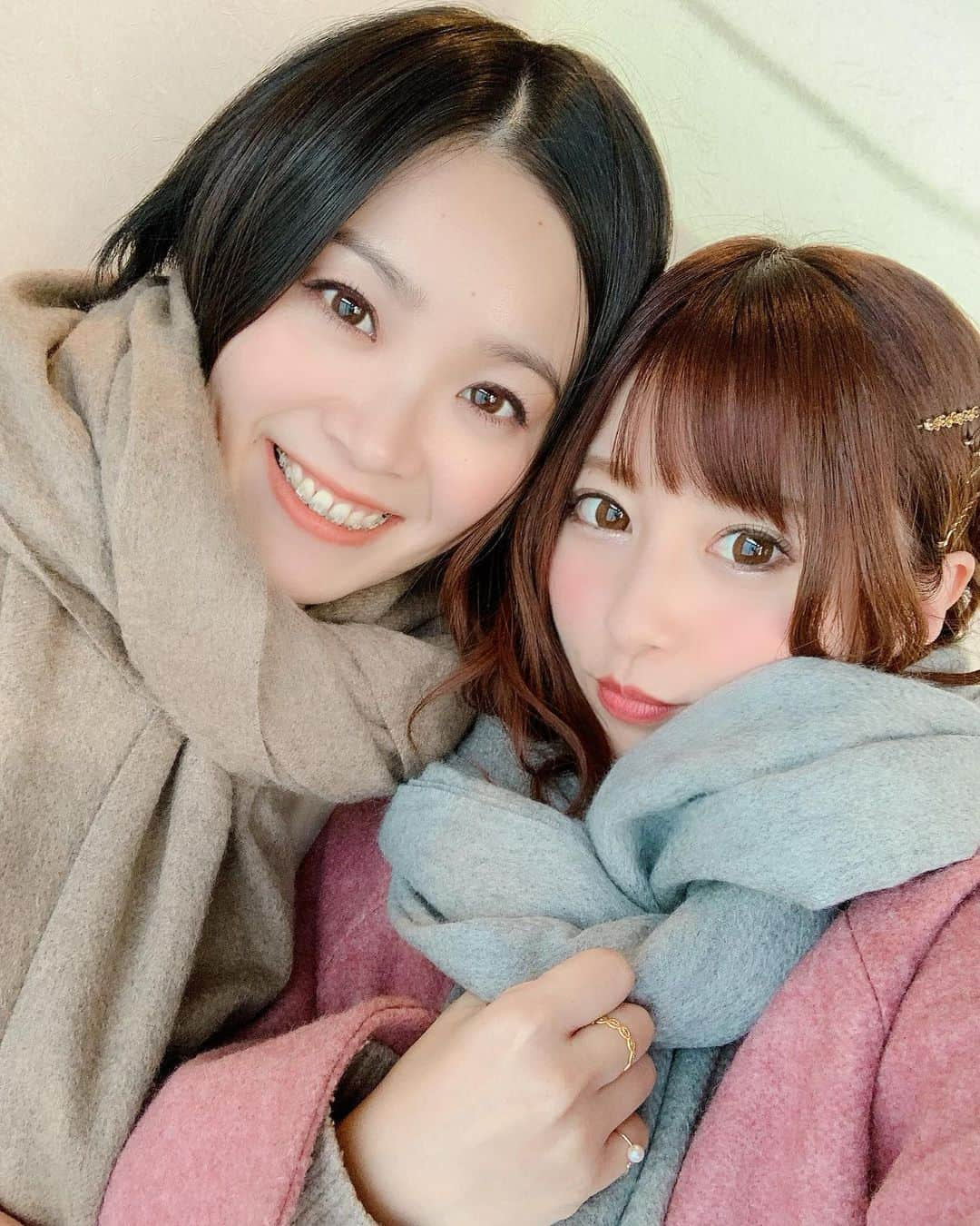 成瀬心美さんのインスタグラム写真 - (成瀬心美Instagram)「😭 . . うわぁあぁぁぁぁん！！ . みさみさが アメリカに 帰っちゃったよおおおぉ！！！ . . 寂しすぎる。大好き。 . . 今回も限られた時間だったけど 会えてよかったな。 . . お揃いのストールを プレゼントしてくれたの…！ . . めっちゃいい… かわいくて使いやすくて最高… . カシミヤですって… カシミヤって何初めて カシミヤ…！？ 原材料何よ… あ、カシミヤか…(困惑 . . 一生モノです！ 大切にするね😭❤️ . . まぁ毎日連絡するけどねええぇ . . でも早く帰ってきてえぇ 明日帰ってきてええぇ！！笑 . . お揃いのものが増えてきて嬉しい🥰 . . #bff #stole #cashmere #happy」1月11日 19時55分 - coco3ndazo