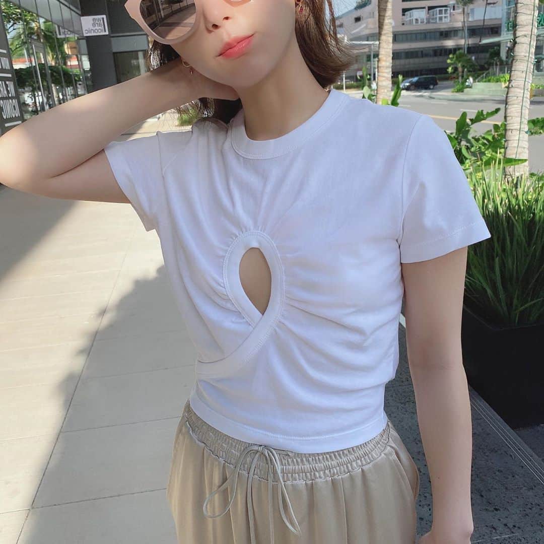 のインスタグラム：「👚💜 ㅤㅤㅤㅤㅤㅤㅤㅤㅤㅤㅤㅤㅤ 去年買って1度も着れなかったTシャツを やっと着れた🤭👏🌴 デザインがツボすぎて秒で買ったお洋服❤️ @alexanderwangny のだよ😊 ㅤㅤㅤㅤㅤㅤㅤㅤㅤㅤㅤㅤㅤ こういうお洋服を着るとき、 下着はなにをつけてるの？って 質問が多かったのだけど、 この時はニップレスをつけてたよ😂！ ブラのひもが見えたくない時は、 @peachjohn_official の #谷間見せないストラップレスブラ  バンドゥタイプのものをつけることが多い☺️ ㅤㅤㅤㅤㅤㅤㅤㅤㅤㅤㅤㅤㅤ 女の子はお洋服によってインナーも 色々変えなきゃいけないから大変だよね🥺🥺 なのでみんなに共有です❤️ ㅤㅤㅤㅤㅤㅤㅤㅤㅤㅤㅤㅤㅤ #innerwear #peachjohn #feeyong #alexanderwang #솟옷 #오오티디 #데일리룩 #희영 #ピーチジョン #インナー #ひよん」