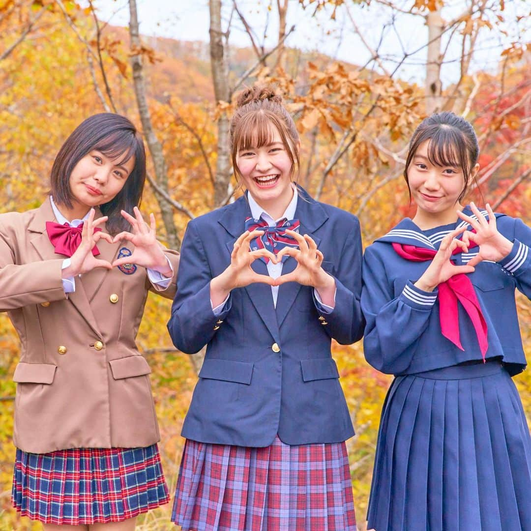 『恋する❤︎週末ホームステイ』公式さんのインスタグラム写真 - (『恋する❤︎週末ホームステイ』公式Instagram)「早速2ショットで1日目から急展開🚡💕？﻿ 動物園デートしたいなって人【🦒】コメント✏︎﻿ ﻿ ﻿ 動物園で初2ショットになったのは…﻿ ❄️やまげ✈︎かりん﻿ ❄️おうた✈︎スタンリー﻿ ﻿ はやくも動き出す恋の矢印は﻿ これからどうなっていくのかな🥺？﻿ みんなはもう推しペアはできた♡？﻿ もしあったらコメントで教えてね☝️♥️﻿ ﻿ ﻿ 🌟・. ・.天の川カフェ.・.・🌟﻿ ともき🦊♡⛄️ましろ﻿ 56日ぶりの再会💓﻿ ﻿ 天の川カフェも公開中🎬﻿ @koisute_official から見てね👀﻿ ﻿ ♡…♡…♡…♡…♡…♡…♡…♡…♡…♡…♡…♡…﻿ ﻿ 📣新シーズンSTART❗️﻿ 恋する❤︎週末ホームステイ2020・冬「勇気」﻿ 2020/1/7(火)よる10時〜♥️﻿ ﻿ メンバーをフォローして恋を応援してね🙏﻿ ❄️北海道女子﻿ かりん @topppp_karin﻿ スタンリー @stanley_miwa_kelly﻿ ゆうな @yu_na0905﻿ ﻿ ✈️全国センバツ男子﻿ 兵庫センバツ✈︎やまげ @rym____05﻿ 東京センバツ✈︎おうた @ta__ou﻿ ﻿ ♡…♡…♡…♡…♡…♡…♡…♡…♡…♡…♡…♡…﻿ ﻿ ﻿ 🎤Lilacメジャーデビューに向けて奮闘中🎸✨﻿ 毎週火曜よる10時30分〜﻿ 「青春バンドワゴン Lilac from 恋ステ」﻿ がアベマビデオ限定で配信中🎬🔥﻿ ﻿ ＼目指せ19万人🙌／﻿ 18万人超えたよー❤️😍﻿ いつもありがとうございます☺︎﻿ ﻿ これからもよろしくお願いします🙏💖﻿ ━━━━━━━━━━━━━━━━━━﻿ #恋ステ #恋する週末ホームステイ ﻿ #AbemaTV﻿ #イケメン #高校生バンド #かっこいい﻿ #instalike#instalove #Popteen﻿ #恋愛 #恋 #制服コーデ #バンド #lilac﻿ #可愛い #遠距離恋愛 #青春 #かわいい﻿ #カップル #冬 #winter #冬デート #デート ﻿ #北海道 #兵庫 #東京 ﻿ ━━━━━━━━━━━━━━━━━━」1月11日 20時07分 - koisute_official