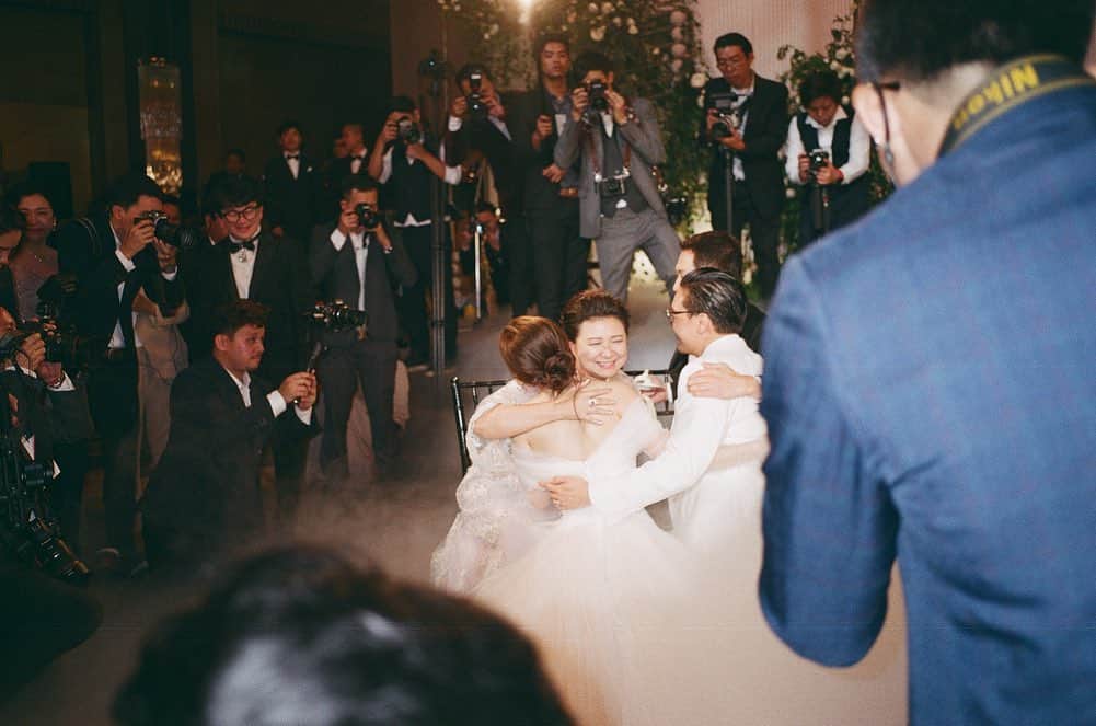 Supassaraさんのインスタグラム写真 - (SupassaraInstagram)「#MewSaint moment🤵🏻👰🏻💘 #supasfilm #fujijapan100 #35mmfilm #filmisnotdead #filmisalive #ishootfilm #ibelieveinfilm #love #weddingphotography」1月11日 20時07分 - supassra_sp