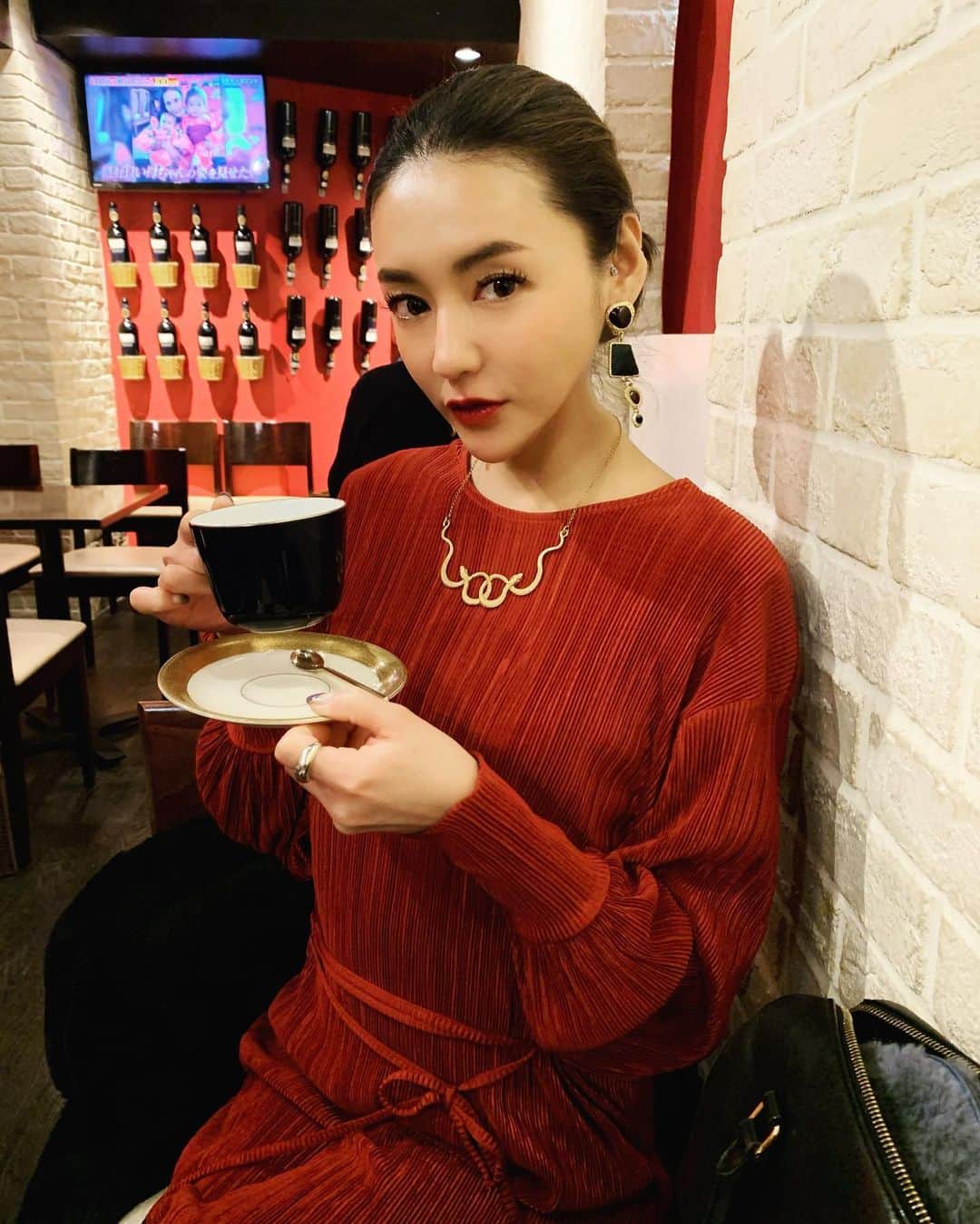 内藤陽子のインスタグラム：「今年初のコーヒー☕️ 黒いカップにゴールドのソーサとスプーンがお気に入り❤︎ ワンピースもスネークチョーカーもお気に入り🐍  #2020 #coffee #stairtokyo」