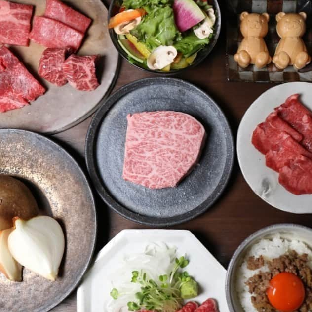 東 洋一郎のインスタグラム：「📍八尾【焼肉あんど】 2019年12月21日オープンのこちら💁‍♂️アラカルトも豊富に12時以降も空いてるのもありがたいですね🙆‍♂️ おススメは【創作コース】🥩 肉のくまさんや名物和牛丼などサイドメニューにも大注目👀 ﻿@higashi_yoichiro ﻿ #偏食カメラマン  #Google認定フォトグラファー  #360度カメラ  #料理写真  #osaka  #food  #foodstagram  #gourmetfood  #gourmet  #gourmetartistry  #大阪  #グルメ  #大阪グルメ  #美味しくないわけがない #osmopocket #mavic2pro #焼肉あんど #焼肉らんど #八尾グルメ #八尾焼き肉  #大阪焼き肉  #肉のくまさん」