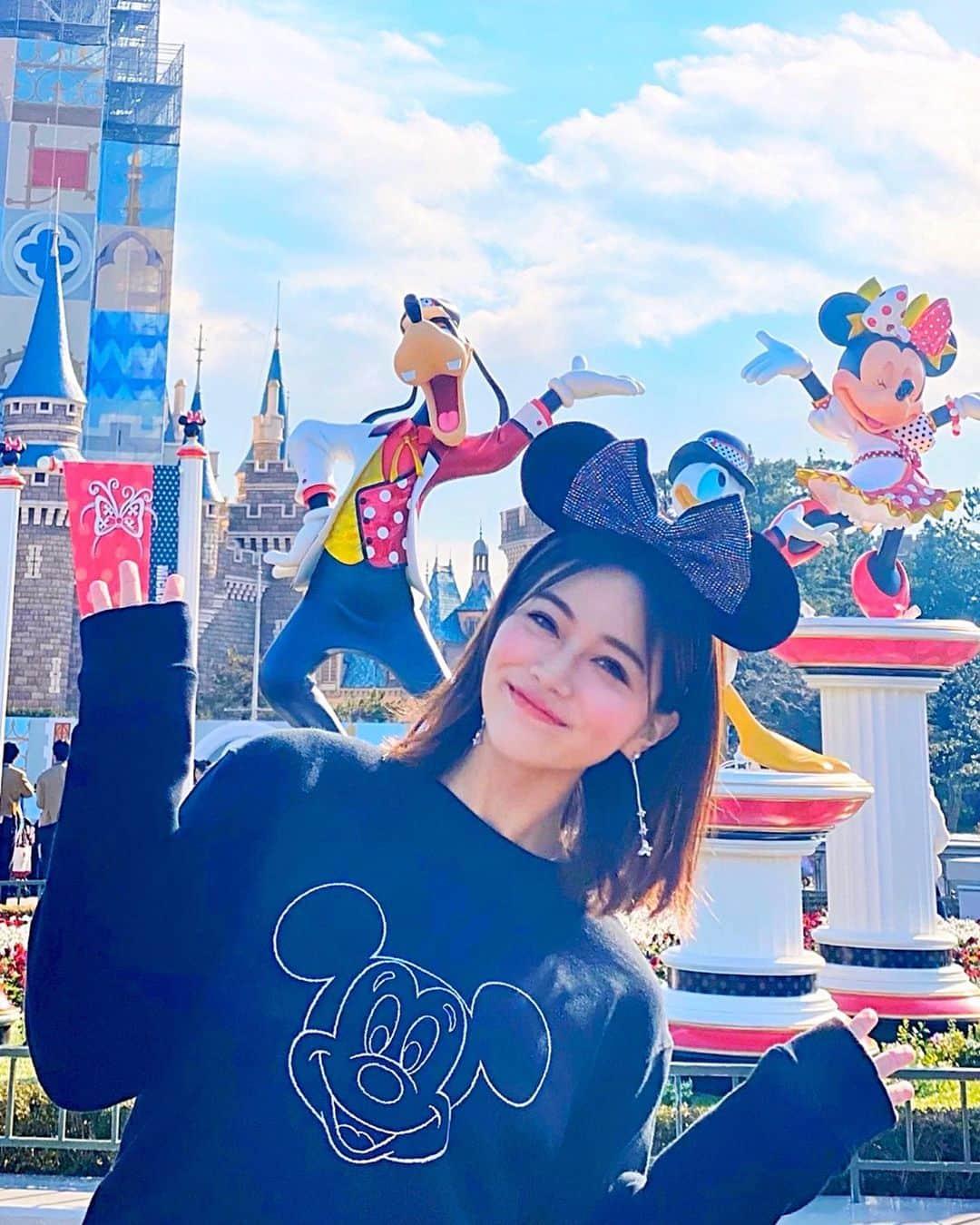 石井里奈さんのインスタグラム写真 - (石井里奈Instagram)「こんばんは☺️✨ . 今日はディズニーランドへ🏰✨ . 今週から今年度限定でミニーちゃんが主役のベリーベリーミニーが開催❤️ . ランド中がミニーちゃん🍓🐭🎀 とっても可愛かったです💕 もうすぐバレンタインもあるし、可愛いお菓子やグッズが沢山あったよ😊💕🍫 . シンデレラ城は残念ながら改装中でしたが、ミニーちゃんとグーフィーと一緒にポージング😝🍓 . 沢山写真撮ってのでまた紹介します🙋‍♀️ . 2万歩近く歩いて健康的な1日になりました🚶‍♀️ . #シンデレラ城 #TDL #tokyodisneyland #disneyland #disney #ディズニー #ディズニー好き #ディズニーコーデ #ベリーベリーミニー #veryveryminnie #minnie #ミニー #ミニーコーデ #minniemouse #castle #シンデレラ #cinderella #cinderellacastle #ディズニーカチューシャ #ディズニー写真部 #disneygram #disneyfan #東京ディズニーリゾート #東京ディズニーシー #tokyodisneyresort #tokyo #visitjapan #visittokyo #tds #tdr」1月11日 20時17分 - ri7tin1025