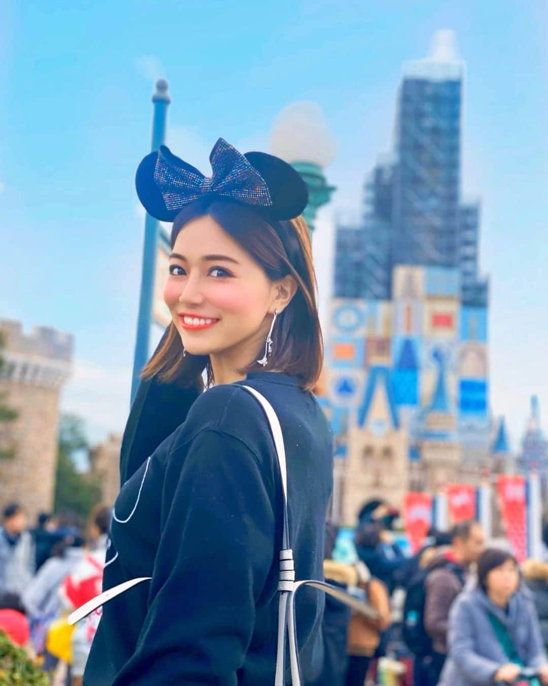 石井里奈さんのインスタグラム写真 - (石井里奈Instagram)「こんばんは☺️✨ . 今日はディズニーランドへ🏰✨ . 今週から今年度限定でミニーちゃんが主役のベリーベリーミニーが開催❤️ . ランド中がミニーちゃん🍓🐭🎀 とっても可愛かったです💕 もうすぐバレンタインもあるし、可愛いお菓子やグッズが沢山あったよ😊💕🍫 . シンデレラ城は残念ながら改装中でしたが、ミニーちゃんとグーフィーと一緒にポージング😝🍓 . 沢山写真撮ってのでまた紹介します🙋‍♀️ . 2万歩近く歩いて健康的な1日になりました🚶‍♀️ . #シンデレラ城 #TDL #tokyodisneyland #disneyland #disney #ディズニー #ディズニー好き #ディズニーコーデ #ベリーベリーミニー #veryveryminnie #minnie #ミニー #ミニーコーデ #minniemouse #castle #シンデレラ #cinderella #cinderellacastle #ディズニーカチューシャ #ディズニー写真部 #disneygram #disneyfan #東京ディズニーリゾート #東京ディズニーシー #tokyodisneyresort #tokyo #visitjapan #visittokyo #tds #tdr」1月11日 20時17分 - ri7tin1025