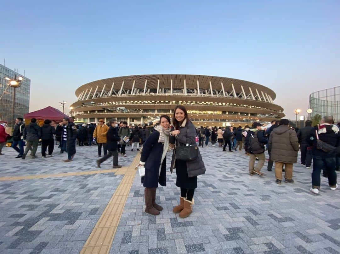 長澤彩子さんのインスタグラム写真 - (長澤彩子Instagram)「#新国立競技場 で大学ラグビー決勝戦🏉  対抗戦は明治がとにかく強かったのですが、早稲田が悔しさを糧にしました🔥  5万7000人の大観衆に囲まれた大舞台で力を発揮できる選手たちを、心から尊敬します。4年生の皆さんお疲れ様でした🙇‍♀️ ・ そういえば新国立に#福島県 #楢葉町 の#マミーすいとん や地酒があって感激✨ 復興のシンボルですね☺️ #大学ラグビー #学生ラグビーが #とにかく好き #早明戦」1月11日 20時21分 - ayako212nagasawa