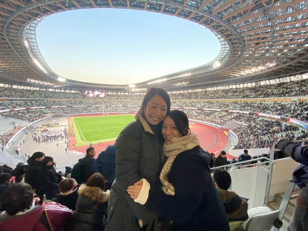 長澤彩子さんのインスタグラム写真 - (長澤彩子Instagram)「#新国立競技場 で大学ラグビー決勝戦🏉  対抗戦は明治がとにかく強かったのですが、早稲田が悔しさを糧にしました🔥  5万7000人の大観衆に囲まれた大舞台で力を発揮できる選手たちを、心から尊敬します。4年生の皆さんお疲れ様でした🙇‍♀️ ・ そういえば新国立に#福島県 #楢葉町 の#マミーすいとん や地酒があって感激✨ 復興のシンボルですね☺️ #大学ラグビー #学生ラグビーが #とにかく好き #早明戦」1月11日 20時21分 - ayako212nagasawa