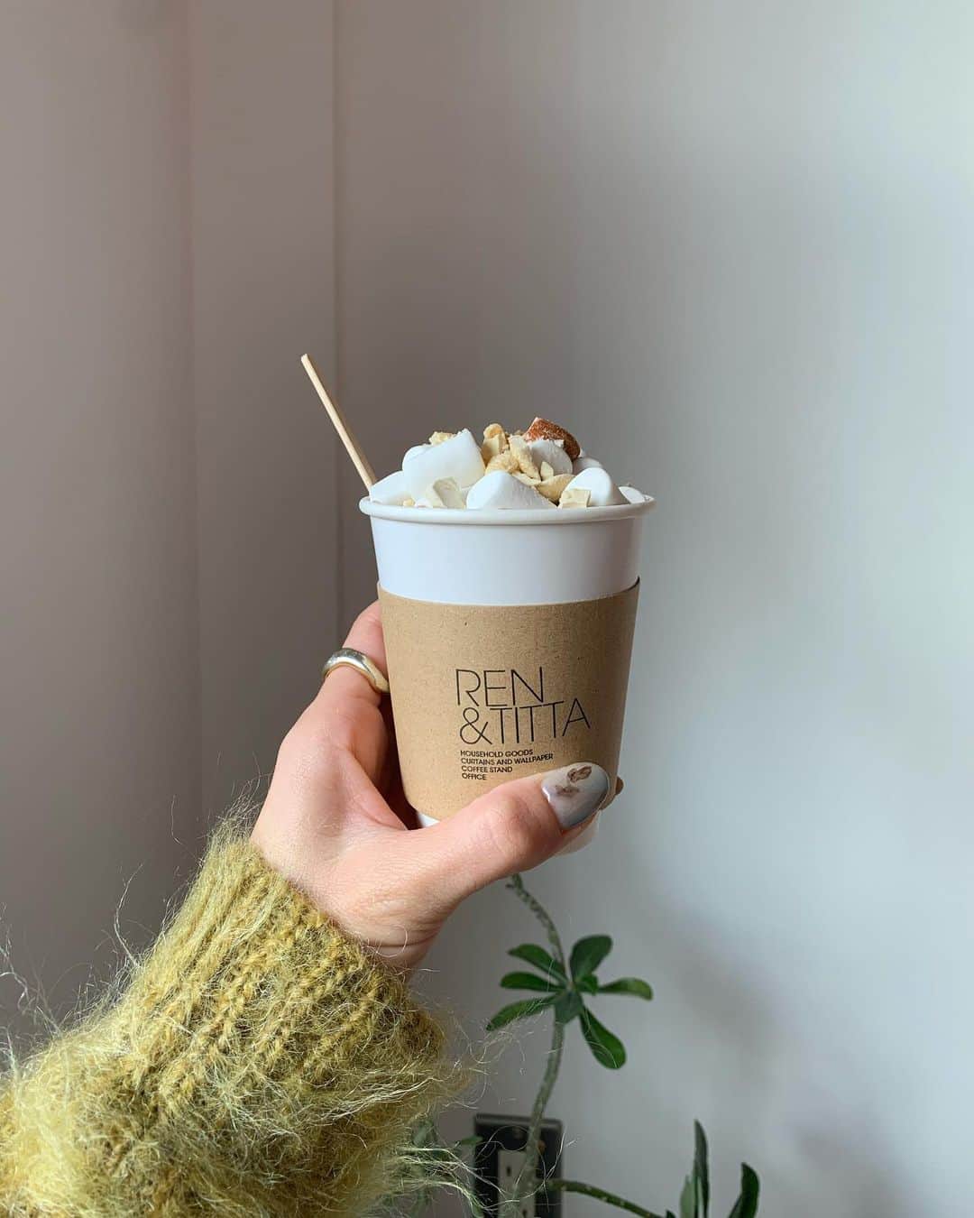 Mie Kawanoのインスタグラム：「cocoa&marshmallow&nuts𓈑 最高な組み合わせで美味しすぎた けどきっとカロリーも… 今年もnailは @otto.ayu ちゃん♡ #cotaradnail」