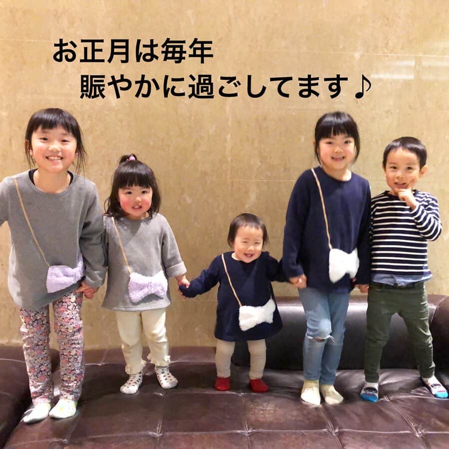 makikoさんのインスタグラム写真 - (makikoInstagram)「❤︎ 大阪のポストまだまだ続きます💕 ．  1月2日は毎年母方のひいおばあちゃんちへ集まって、暴れ倒す子どもたち…😅 ．  大きなソファは遊具と化します。😏 ．  ことちゃん最初は楽しそうに遊んでたけど、急に泣きのスイッチが入って、エーンエーン😭 ．  ご飯食べだしたらコロッと切り替えてた（笑）🥰 ．  夜まで遊んで、なぜかパパスが5人まとめてお風呂に入れる流れが出来上がってる（笑）👨🏻🛁👧🏻👧🏻👦🏻🧒🏻👶🏻 ．  お正月🎍って子どもたち集まったら、全然ゆっくりできひん（笑）😅 ．  #お正月 #ひぃおばあちゃんち #広いから子どもたちは隠れんぼに夢中 #来年はことちゃんも隠れんぼ参加してそう #1歳 #生後14ヶ月 #4歳 #兄妹 #いとこ #親バカ部」1月11日 20時26分 - batako93