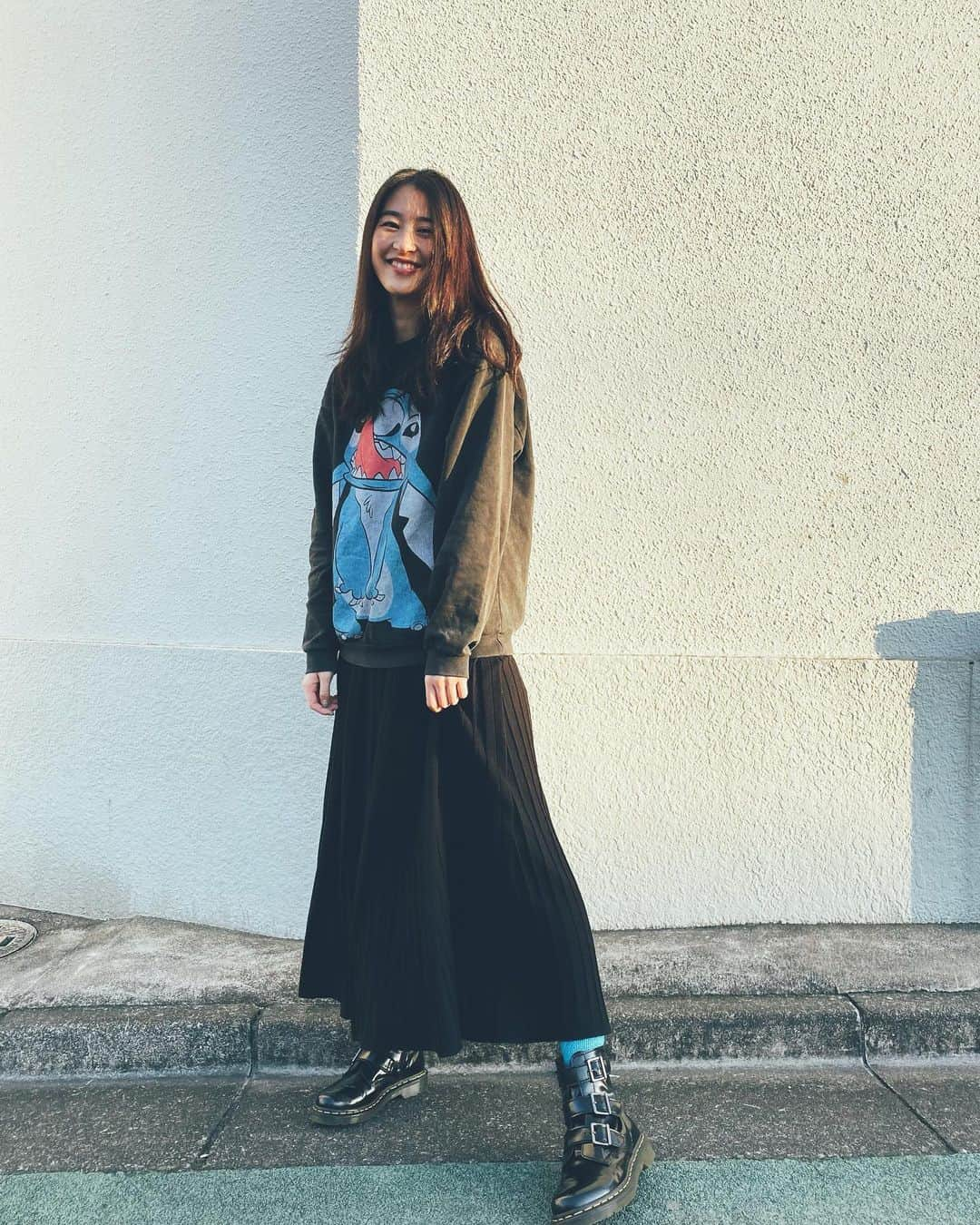 青野楓さんのインスタグラム写真 - (青野楓Instagram)「着てて幸せな気持ちになる服💙(笑) ニットスカートは腹巻してたっけ？ってなるぐらいあったかいです😋  #frenchpave #bershka #drmartens #stitch#スティッチ#kaede626style #私服」1月11日 20時27分 - kaede626