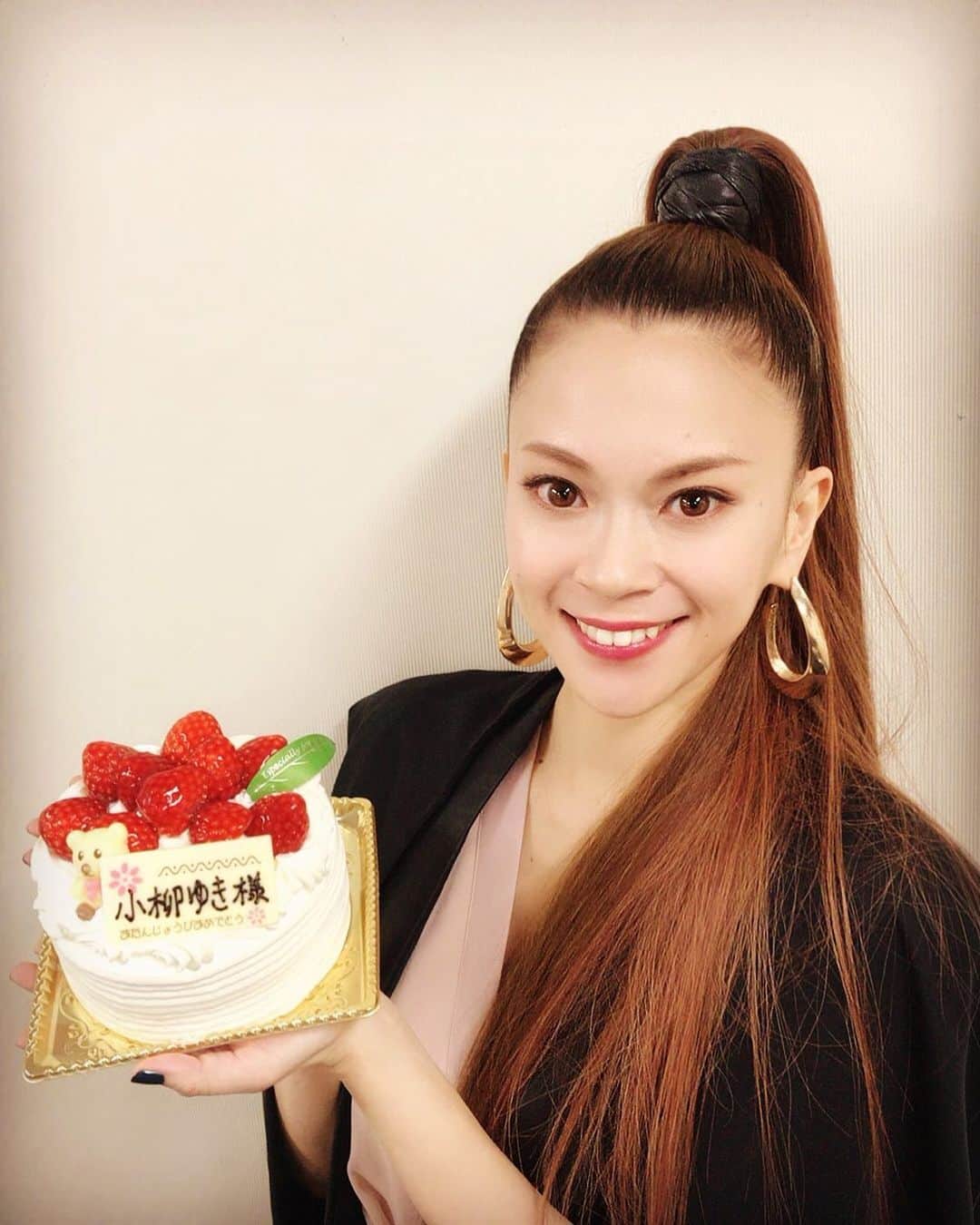 小柳ゆきのインスタグラム：「北上市でのリリイベ、とても楽しく終える事ができました😊 沢山の方が並んでくださり、とても温かい拍手を頂き、リリイベ最終日、本当に温かい気持ちで終える事ができました！ あの場に居合わせてくれた皆様、ありがとうございました🙇‍♂️ . . そして、少し早い誕生日のお祝いケーキも頂きました、ありがとうございました💕 . . . Preludeのリリイベは終わりましたが、今年はアルバムリリースにツアーにと、皆様にお会いできるタイミングが沢山あります🤩 是非楽しみにしてて下さいね✨」