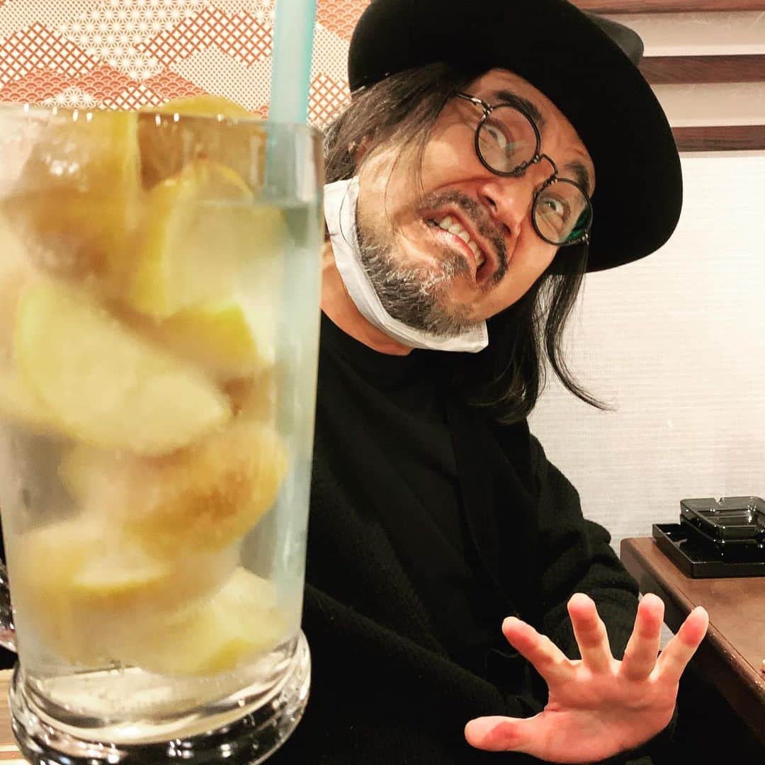 坂崎タケシのインスタグラム：「年明け一発目のツアーは函館2DAYS‼︎ 皆様お疲れ様でした‼︎ #御乱心 #御乱心のようです  #チャンドンゴン  #からのイビョンホン #勘定奉行におまかせあーれー  #タピオカのストロー楽だね #メガジョッキ重いからね」
