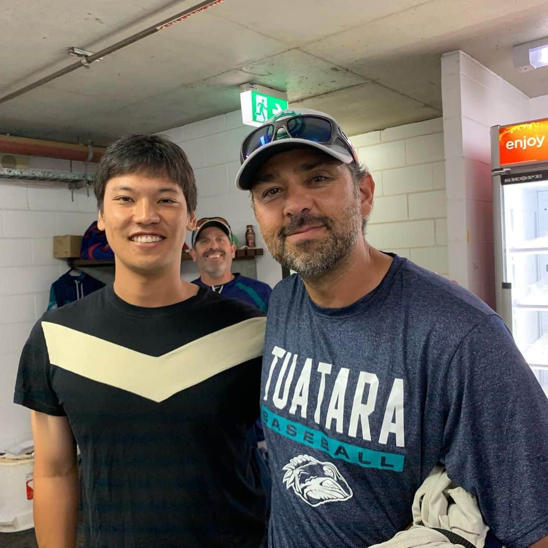 村中恭兵のインスタグラム：「１ヶ月と短い間でしたがピッチングコーチのDJカラスコ〔元ソフトバンク〕が先に帰国することになりました。  オークランドトゥアタラに来てから色々と教えていただき励ましてもらったり時に冗談を言ったり本当に良い人でした😊 出会えた事が本当にラッキーだと思います。 いなくなるのは寂しくなりますが後、2シリーズを頑張って優勝出来る様に頑張ります！  Although it was a short time for one month, the pitching coach DJ Casco [former Softbank] will return home first.  After coming to Auckland Tuatara, they taught me a lot of things and encouraged me, sometimes joking me, and I was a really nice person. I think I'm really lucky to meet you. I'm going to miss it, but I'll do my best to win the second series!  #オークランドトゥアタラ#DJカラスコ#村中恭兵#野球#baseball」