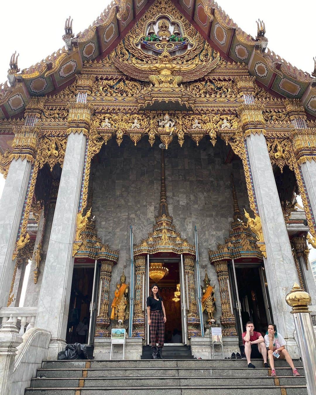 サニー・レオーネさんのインスタグラム写真 - (サニー・レオーネInstagram)「One last stop at this beautiful local temple. Prayed and felt great to be blessed by the Buddhist Monk. Love it here in Thailand! And all with my best friend @dirrty99  Can anyone translate my number “58” ?? #thailand #bangkok」1月11日 20時35分 - sunnyleone