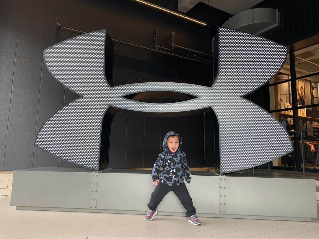 エリナ シルカのインスタグラム：「Hoodie season 😎 ハワイでゲットしたアンダーアーマーのフーディーが最近のお気に入り。有明にあるストアは大きいマークが特徴的😁」