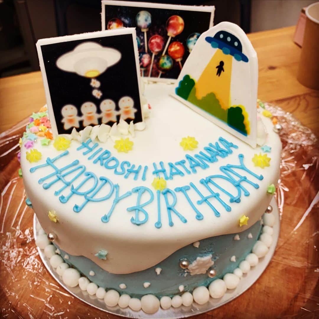 大月さゆのインスタグラム：「先日のハタ坊さんこと！テムキこと！畠中洋さんのお誕生日ケーキ🎂  皆んなでビックリサプライズしました〜👻 #シャボン玉とんだ宇宙までとんだ  舞台も客席もあたたかくて最高です！」