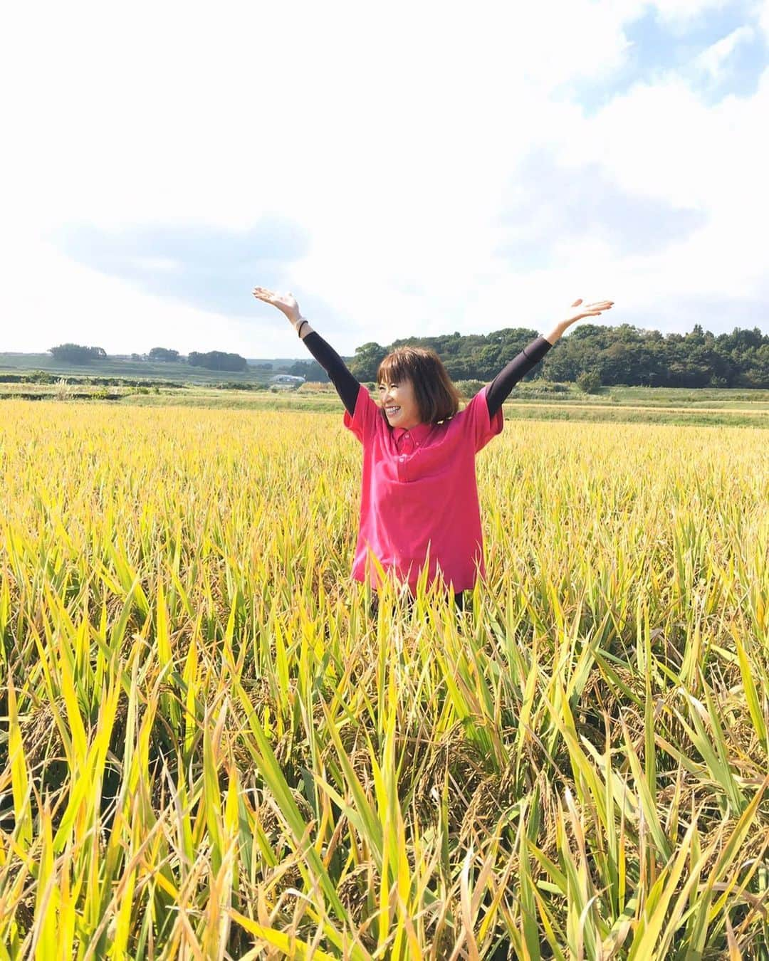 岩本初恵さんのインスタグラム写真 - (岩本初恵Instagram)「無農薬野菜が いっぱい収穫出来ました 💕💕 これからの時代は 水を持っている会社 💕💕 自社農園を考えている 会社 💕💕 アジアと仲良く 共にwin winで行ける 会社が生き残れる 気がします 💕💕 それには かしこい考えや 頭の良さより 💕💕 計算のない 人柄しか勝てない気がします 💕💕 武田鉄矢さんが 昨日言ってあった話が すごい納得です 💕💕 天皇様は 神様の前で毎年 日本の未来の為に 縁担ぎをされるそうです 💕💕 私達国民も 神様に感謝して行く事が 幸せの出発のような 気がします 💕💕 野菜を作る人達の 高齢化 💕💕 水の重要性に これからの時代をみたら 元気な会社が 伸びて行く気がします 💕💕 その証拠に 元気なYouTuberが 人気があるのから 分かります 💕💕 これからの時代は 計算高い人より 自分のファンを増やせる 人が時代を作っていける 時代のような気がします 💕💕 素敵な教えを ありがとう御座います 💕💕 そしてはっちゃんの オンラインサロンは 皆様と一緒に幸せの出発を しています 💕💕 皆様と一緒に楽しく コメントのやり取りをしながら 勉強会の動画配信や ライブ生配信など 人生向上できる オンラインサロンです ぜひ皆様はっちゃんの オンラインサロンに 参加して 幸せの出発しましょうね 💕💕 オンラインサロンは インスタプロフィールの リンクから参加出来ますよ 待ってまーす 💕💕 #youtube  #自社農園  #農園  #高齢化  #対策  #水  #アジア  #instagram  #instagood  #love  #fun  #happy  #野菜  #世界  #コラーゲン #愛しとーと #はっちゃん #youtuber #発信力  #話術  #アピール力  #未来  #見据えて  #動いてる  #感謝 #動画 #movie  #ムービー」1月11日 20時55分 - hatsue_iwamoto