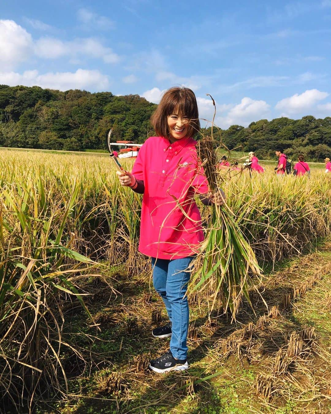 岩本初恵さんのインスタグラム写真 - (岩本初恵Instagram)「無農薬野菜が いっぱい収穫出来ました 💕💕 これからの時代は 水を持っている会社 💕💕 自社農園を考えている 会社 💕💕 アジアと仲良く 共にwin winで行ける 会社が生き残れる 気がします 💕💕 それには かしこい考えや 頭の良さより 💕💕 計算のない 人柄しか勝てない気がします 💕💕 武田鉄矢さんが 昨日言ってあった話が すごい納得です 💕💕 天皇様は 神様の前で毎年 日本の未来の為に 縁担ぎをされるそうです 💕💕 私達国民も 神様に感謝して行く事が 幸せの出発のような 気がします 💕💕 野菜を作る人達の 高齢化 💕💕 水の重要性に これからの時代をみたら 元気な会社が 伸びて行く気がします 💕💕 その証拠に 元気なYouTuberが 人気があるのから 分かります 💕💕 これからの時代は 計算高い人より 自分のファンを増やせる 人が時代を作っていける 時代のような気がします 💕💕 素敵な教えを ありがとう御座います 💕💕 そしてはっちゃんの オンラインサロンは 皆様と一緒に幸せの出発を しています 💕💕 皆様と一緒に楽しく コメントのやり取りをしながら 勉強会の動画配信や ライブ生配信など 人生向上できる オンラインサロンです ぜひ皆様はっちゃんの オンラインサロンに 参加して 幸せの出発しましょうね 💕💕 オンラインサロンは インスタプロフィールの リンクから参加出来ますよ 待ってまーす 💕💕 #youtube  #自社農園  #農園  #高齢化  #対策  #水  #アジア  #instagram  #instagood  #love  #fun  #happy  #野菜  #世界  #コラーゲン #愛しとーと #はっちゃん #youtuber #発信力  #話術  #アピール力  #未来  #見据えて  #動いてる  #感謝 #動画 #movie  #ムービー」1月11日 20時55分 - hatsue_iwamoto