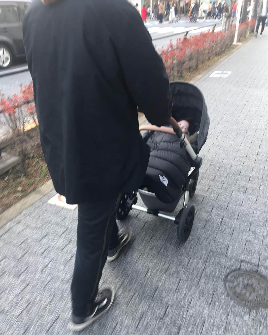 濱中鮎子のインスタグラム：「今日の #旦那ライン  急いで車で出掛けたので、私も旦那ラインもアウターを着ずに出てしまい、寒いかなぁ〜と言いながら歩いていたら、 「いや、でも寒くないね。エアコン着てこなくて大丈夫だった」  と言っていた。  私の足と思考回路が一瞬止まったのは言うまでもない。  #エアコンを着る時代の幕開け  #二日酔い朝帰りを連れ出した」