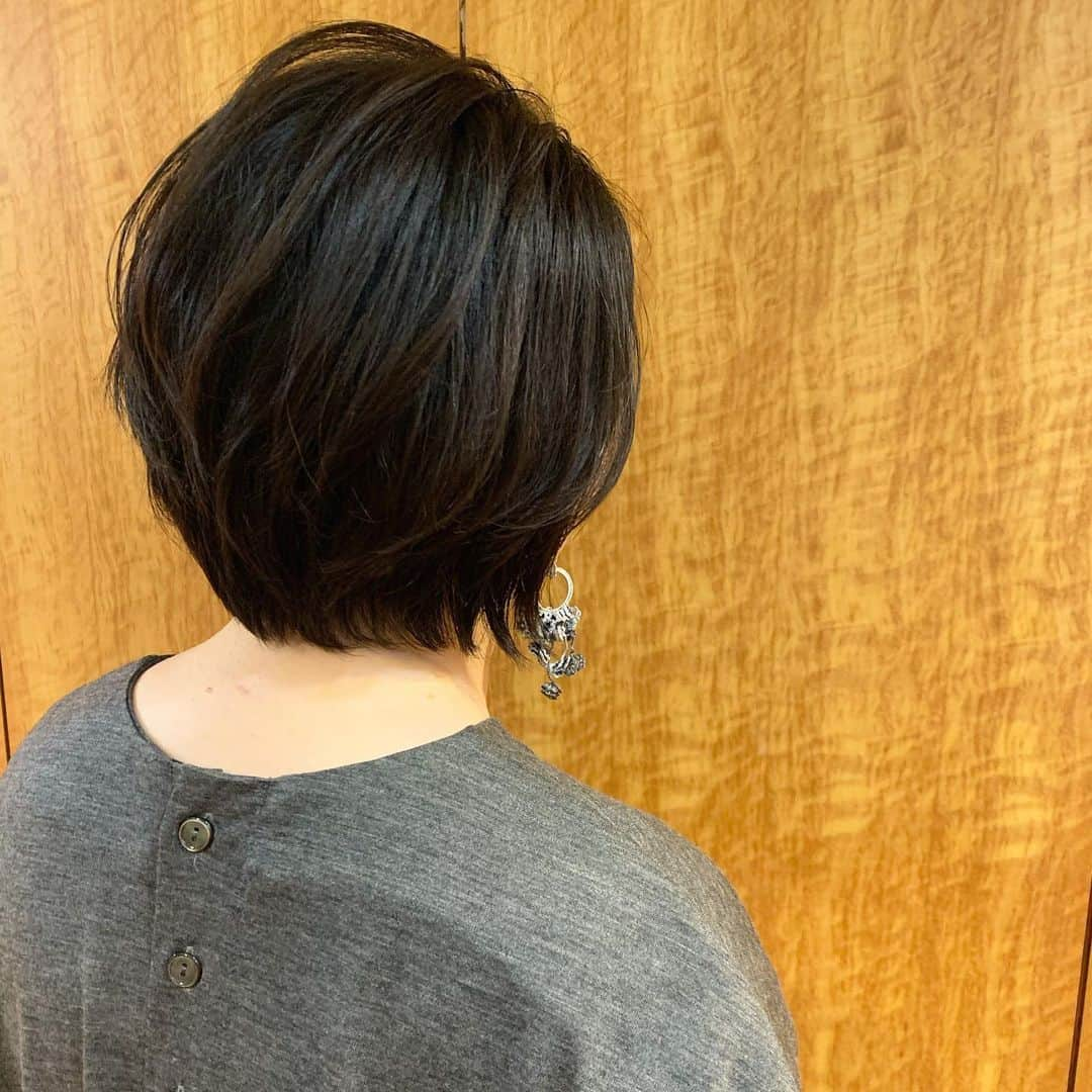 YU-U（工藤由布）さんのインスタグラム写真 - (YU-U（工藤由布）Instagram)「富山から😭ヘアドネーション✂︎ 40cmくらい切ってあとは任せるって😭 お会いしたことあるな…と思って、わたし、どこかで会ってますよね？ってしたら名古屋のペタロイベントだった件☝🏻 アレンジセミナーの座ってた場所まで当てれた😂🙏🏻自分の記憶力褒めたい😂😂😂笑 たくさんお土産ありがとです❤️ 朝起きてそのまま出かけれますよ🥳 ・・・ #uアレンジ #ショートボブ」1月11日 20時48分 - nyan22u22nyan