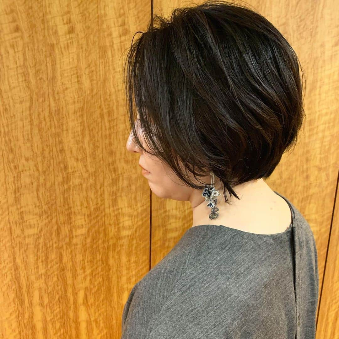 YU-U（工藤由布）さんのインスタグラム写真 - (YU-U（工藤由布）Instagram)「富山から😭ヘアドネーション✂︎ 40cmくらい切ってあとは任せるって😭 お会いしたことあるな…と思って、わたし、どこかで会ってますよね？ってしたら名古屋のペタロイベントだった件☝🏻 アレンジセミナーの座ってた場所まで当てれた😂🙏🏻自分の記憶力褒めたい😂😂😂笑 たくさんお土産ありがとです❤️ 朝起きてそのまま出かけれますよ🥳 ・・・ #uアレンジ #ショートボブ」1月11日 20時48分 - nyan22u22nyan