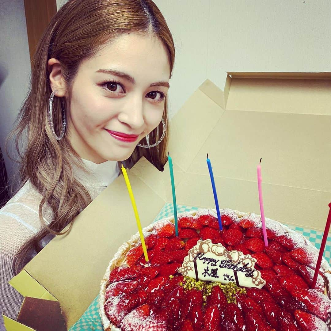 楓さんのインスタグラム写真 - (楓Instagram)「本日24歳になりました。 気付けば24歳。 24歳は"自分らしく女性らしく♡" そんなテーマで やっていきたいと思います☺️!!! 沢山のメッセージも ありがとうございます。 毎年嬉しいです。  皆んなMyLoverだよ💗」1月11日 20時50分 - kaede_