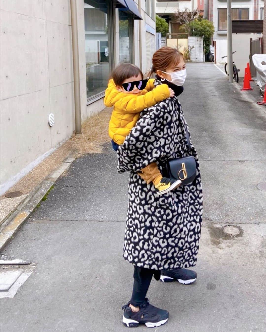 安田美沙子さんのインスタグラム写真 - (安田美沙子Instagram)「今日もおんぶ。抱っこよりは、おんぶの方が楽かも😊✨ 耳元で話してくるのが、可愛い。ただおばちゃん腰にくる。笑 家族で東京で初詣⛩。 健やかに、過ごせますよおに😊🌈 . . . #instagood #boy #32monthsold  #おんぶ好き #頑張れって言ってくる #coat #aeron #leggings #etretokyo  #shoes #reebok  #wear」1月11日 20時52分 - yasuda_misako