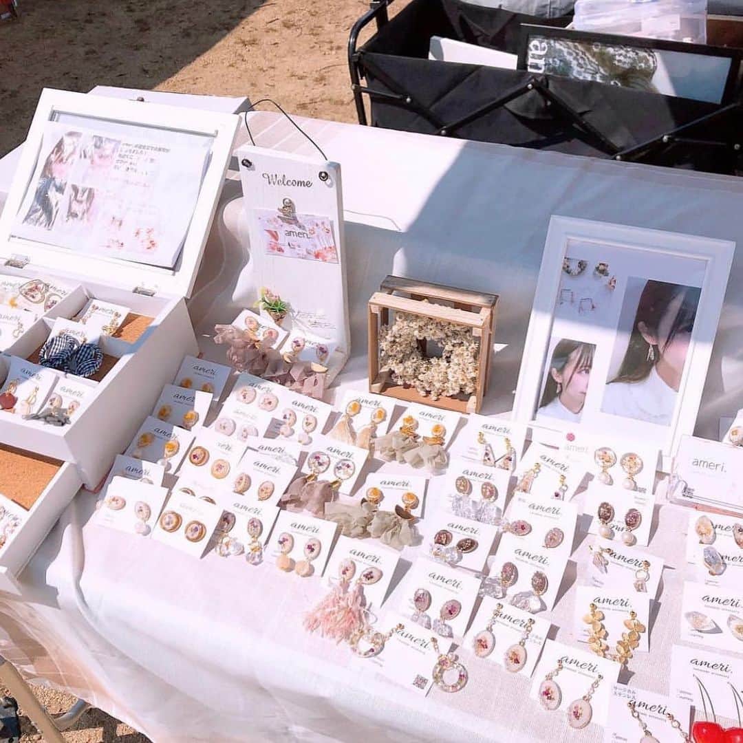 素今歩さんのインスタグラム写真 - (素今歩Instagram)「♦︎イベント開催のお知らせ♦︎﻿ ﻿ こんばんは！素今歩です！﻿ この度は素今歩主催のハンドメイドイベントを﻿ 開催させて頂くことになりましたので﻿ お知らせをさせて頂きました✨💐﻿ ﻿ 素今歩の作家様は勿論のこと﻿ 全国の作家様にご出展頂けます🌷﻿ ﻿ 場所は下北沢になりますが﻿ 通常のイベントのように対面販売の形式と﻿ ﻿ お写真のように箱内にて、﻿ 素今歩スタッフにより販売をさせて頂く﻿ 委託販売形式がございます🙌🙌﻿ その為、遠くて来れなくても大丈夫です!!!﻿ ﻿ 簡単な詳細を下記に記載させて頂きます！﻿ 詳しくは下記アカウントのHPをご確認下さい^ ^﻿ @sukonbu_festa ﻿ ﻿ 【概要】﻿ ・素今歩によるハンドメイドイベント﻿ ﻿ 【対象作家様】﻿ ・素今歩作家様﻿ ・素今歩以外の全国の作家様﻿ ﻿ 【日時】﻿ ・2月22日（土）23日（日）24日（月）﻿ ・9時〜18時﻿ ﻿ 【場所】﻿ ・下北スクエア ﻿ ・東京都世田谷区北沢2-13-17﻿ ・下北沢駅前徒歩　10秒﻿ ﻿ 【費用】﻿ ・対面販売 : 3500円／日　テーブル・椅子代無料﻿  手数料無料﻿ ・委託販売 : 1000円／日﻿ 　手数料35%﻿ ﻿ 沢山のご応募を心よりお待ちしております！！﻿ ﻿ 【素今歩とは？】﻿ 今年で17年目を迎えるハンドメイドショップです。﻿ 作家様の数も700を超える為、﻿ お店に来たら必ず迷います！﻿ ですが迷えば迷う分﻿ あなたの本当のお気に入りがきっと見つかるはず♡﻿ アクセサリーの宝探しを是非！﻿ 作家様も残り、30名程募集をしております。﻿ 遠方の方もご出展頂けます^ ^﻿ ﻿ ﻿ 🏡北口店﻿ 東京都世田谷区北沢2-25-8  東洋百貨店内﻿ 🏡南口店﻿ 東京都世田谷区北沢2-13-7  下北沢南口商店街 ﻿ ソフトバンクを曲がる！﻿ 共に駅から徒歩3分！﻿ ﻿ ﻿ #素今歩#下北#shimokitazawa  #下北沢おすすめ  #下北おすすめ  #委託販売  #おしゃれ  #ハンドメイド  #ハンドメイドイベント　#催事　#ハンドメイドイベント出店」1月11日 21時04分 - sukonbu_official