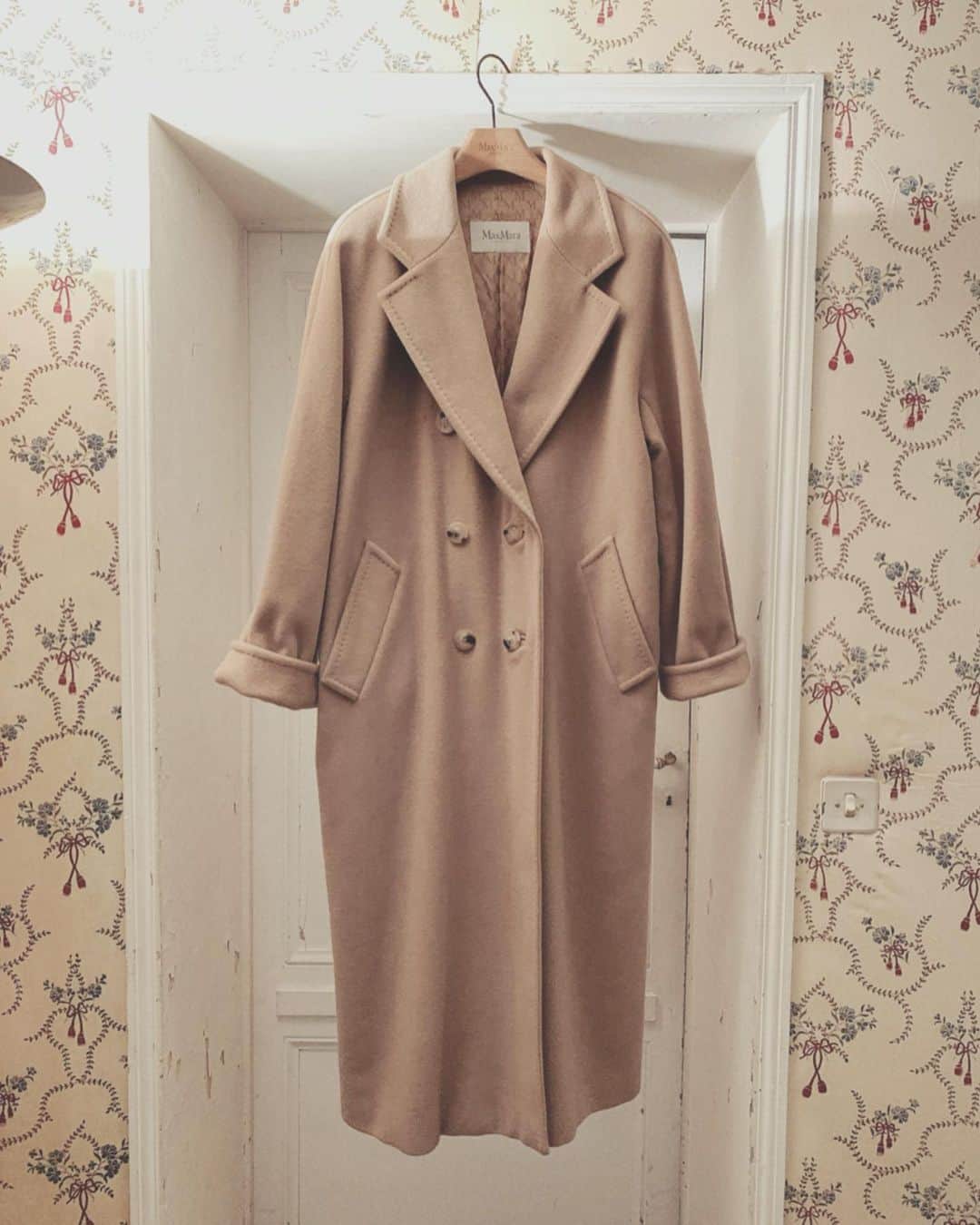 のインスタグラム：「coat ： ずっと欲しかったコートをパリで買いました♡ ： @maxmara のicon coat 「101801」の復刻版。 ： ： 復刻版には、内側にデザイン画のタグと、ベルトがついてるので、 少しウエストを絞って着ることも❤︎ ： ： お気に入りです♡ ： ： #maxmaracoat#maxmara#Maxmara101801#Paris#パリ#パリ旅行#yuiparis#コート#アウター#マックスマーラ#アイコンコート#iconcort#101801coat#101801#オーバーコート#ロングコート#コーデ#タビジョ#女子旅#プイ」