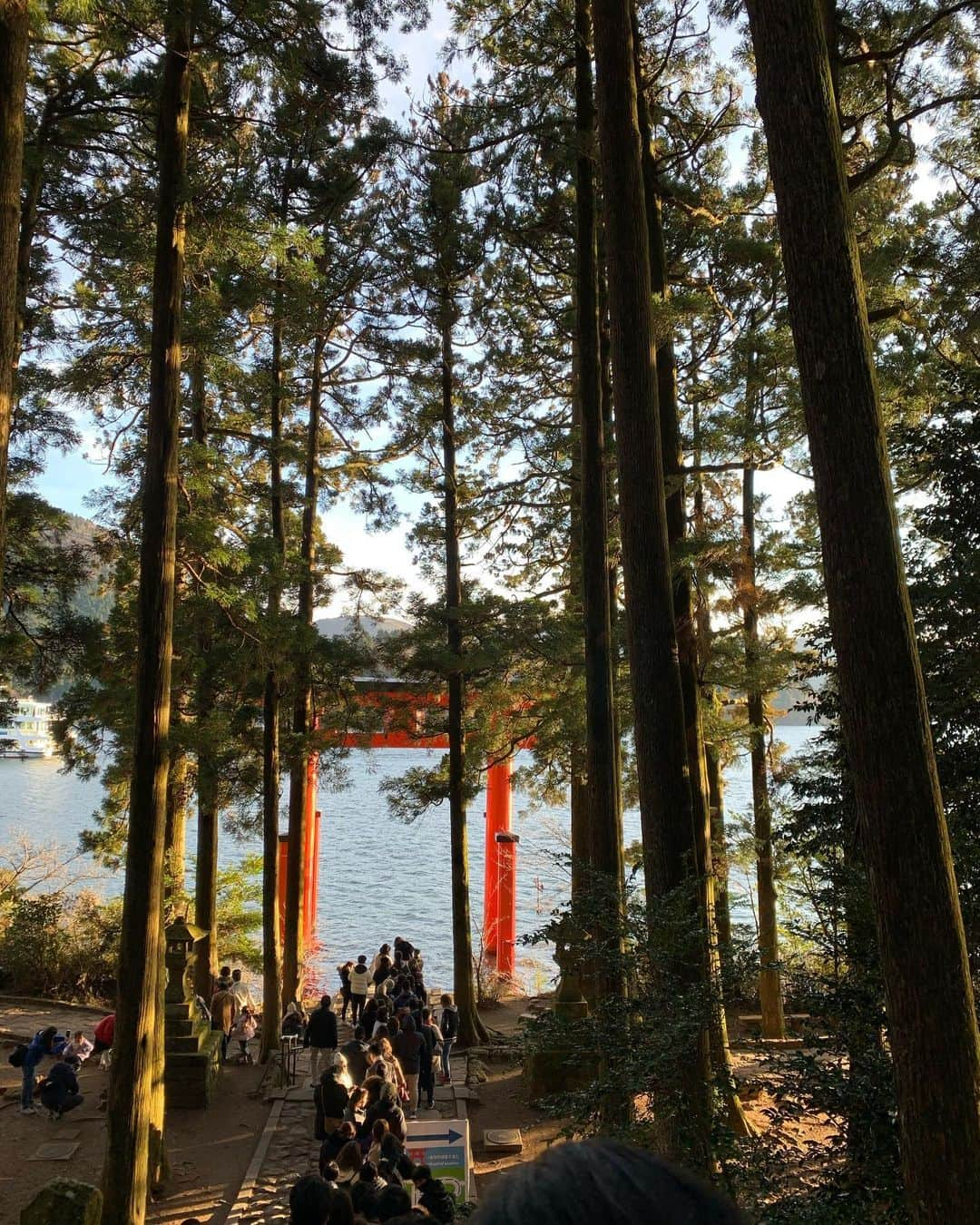 平野綾さんのインスタグラム写真 - (平野綾Instagram)「一昨年行った以来の箱根神社⛩✨﻿ ﻿ 新年に行ってきました！﻿ 夕陽に染まって綺麗だったぁ✨﻿ ﻿ ﻿ 参拝帰りに行きたかったお蕎麦屋さん、﻿ 蕎麦　貴賓館﻿ 〒250-0407 ﻿ 神奈川県足柄下郡箱根町二ノ平1297﻿ ……に行きました💫﻿ 胡桃蕎麦が美味しかったぁ😋💕﻿ ﻿ ﻿ 昨年ですが、季刊誌『新そば』に寄稿させていただきました！﻿ お蕎麦には目がないのです❤️﻿ ﻿ ﻿ 芸術蔵にある、﻿ 山本岳人の『晩雪』も見ることができて縁起が良さそう⭐️﻿ ﻿ ﻿ ﻿ #箱根神社 #九頭龍神社 #恵比寿神社﻿ #蕎麦貴賓館  #蕎麦  #そば﻿ #山本岳人 #晩雪﻿ #ayahirano #平野綾」1月11日 20時59分 - a_ya.hirano