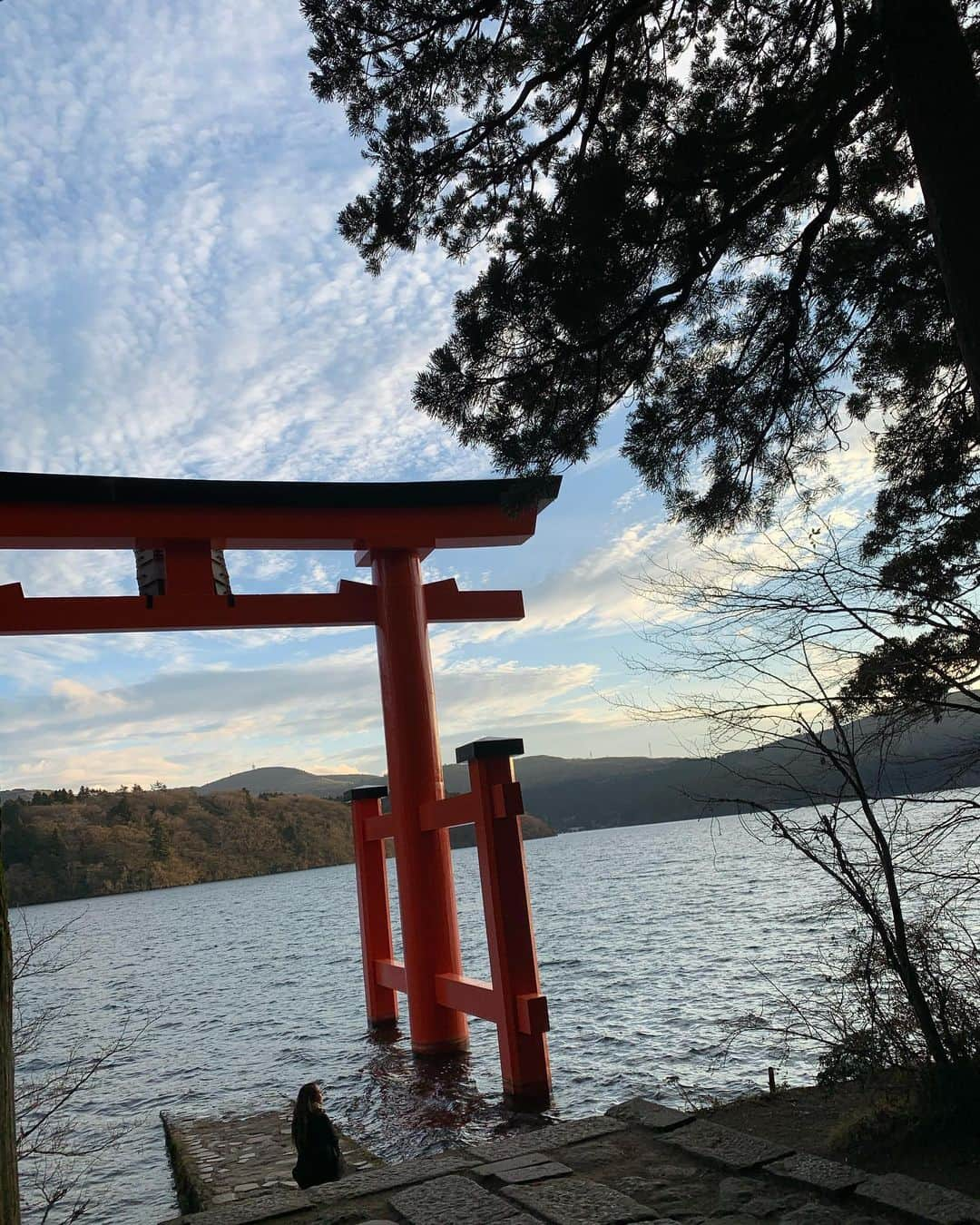 平野綾さんのインスタグラム写真 - (平野綾Instagram)「一昨年行った以来の箱根神社⛩✨﻿ ﻿ 新年に行ってきました！﻿ 夕陽に染まって綺麗だったぁ✨﻿ ﻿ ﻿ 参拝帰りに行きたかったお蕎麦屋さん、﻿ 蕎麦　貴賓館﻿ 〒250-0407 ﻿ 神奈川県足柄下郡箱根町二ノ平1297﻿ ……に行きました💫﻿ 胡桃蕎麦が美味しかったぁ😋💕﻿ ﻿ ﻿ 昨年ですが、季刊誌『新そば』に寄稿させていただきました！﻿ お蕎麦には目がないのです❤️﻿ ﻿ ﻿ 芸術蔵にある、﻿ 山本岳人の『晩雪』も見ることができて縁起が良さそう⭐️﻿ ﻿ ﻿ ﻿ #箱根神社 #九頭龍神社 #恵比寿神社﻿ #蕎麦貴賓館  #蕎麦  #そば﻿ #山本岳人 #晩雪﻿ #ayahirano #平野綾」1月11日 20時59分 - a_ya.hirano